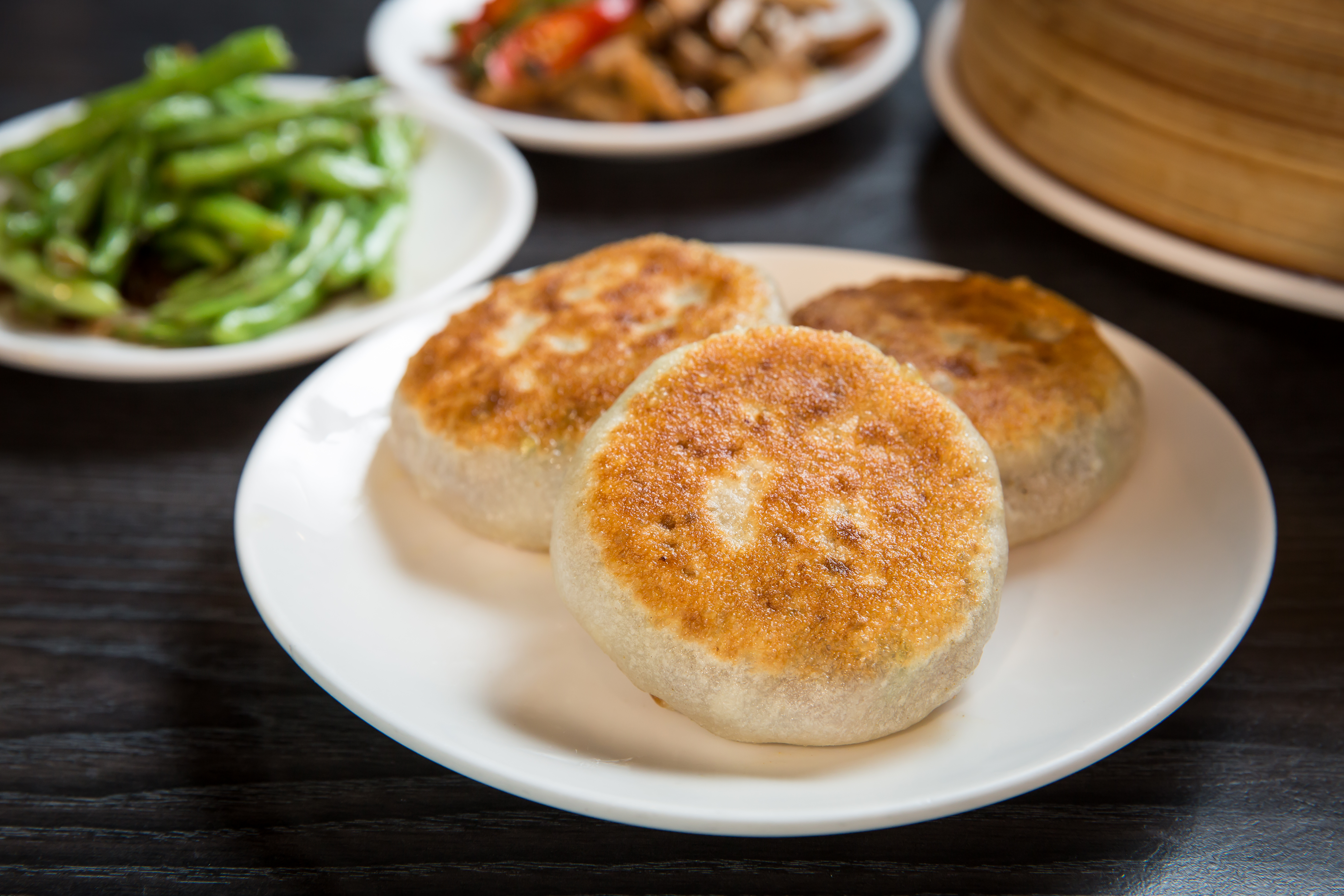 皮薄肉多還帶湯汁的牛肉餡餅是半畝園招牌。第一代老老闆張敦敏回憶：「那時候一天就要用掉兩大桶牛絞肉！」(45元/個)