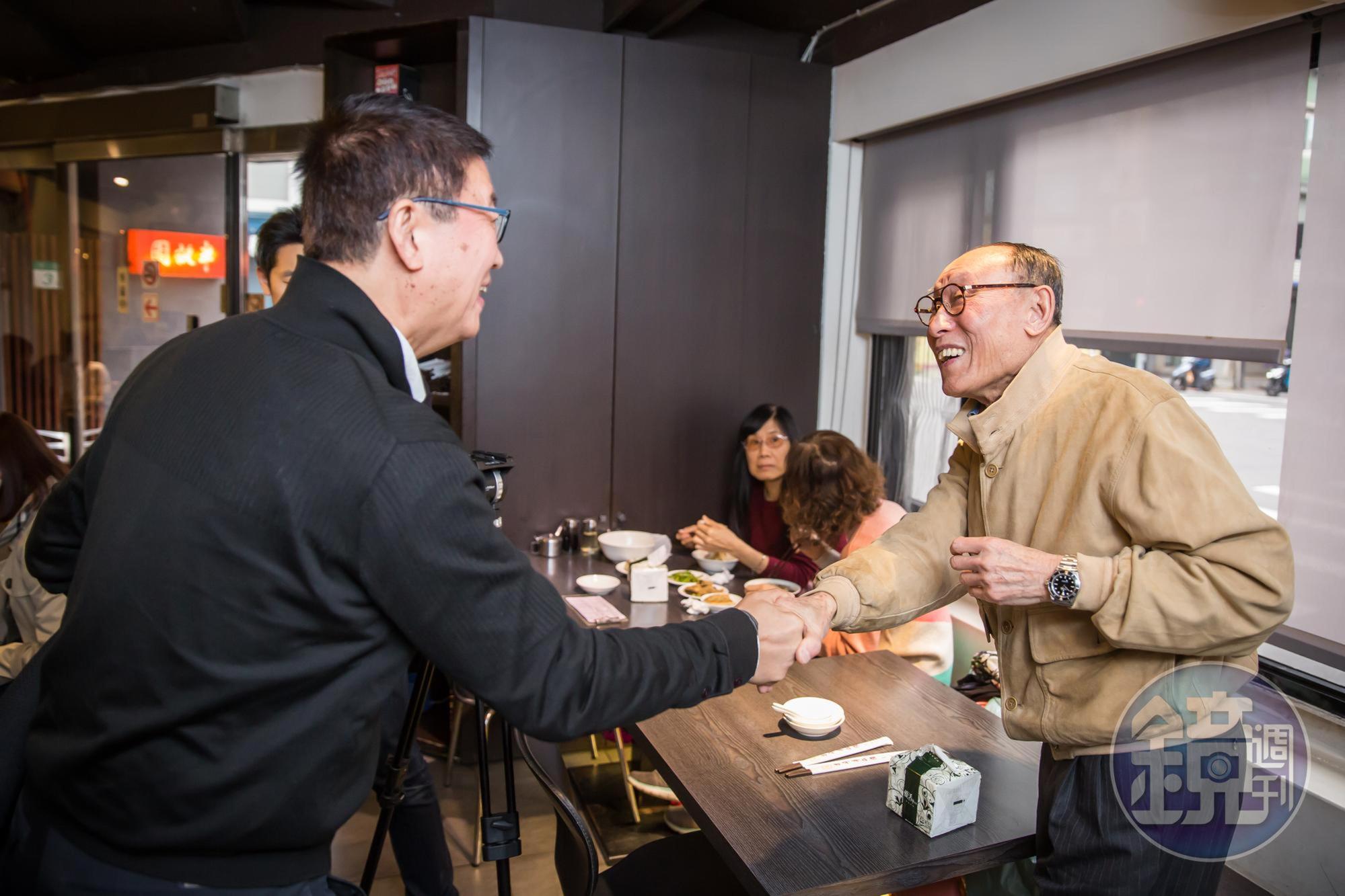 老客人見到86歲老老闆張敦敏也在店裡吃飯,開心地上前打招呼。他現在常北京、紐約、台北三處飛。這三處的半畝原都是家族經營。