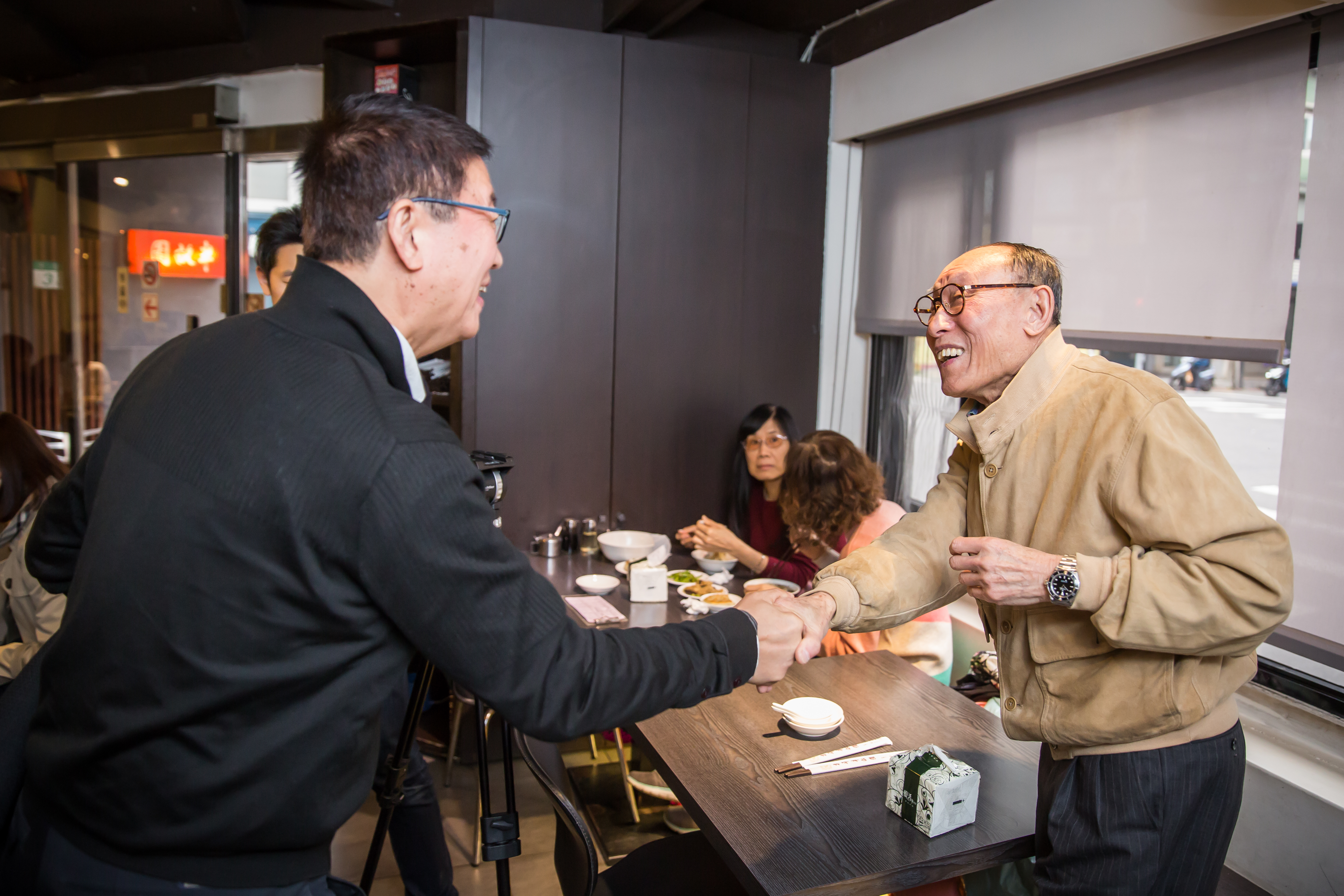 老客人見到86歲老老闆張敦敏也在店裡吃飯,開心地上前打招呼。他現在常北京、紐約、台北三處飛。這三處的半畝原都是家族經營。