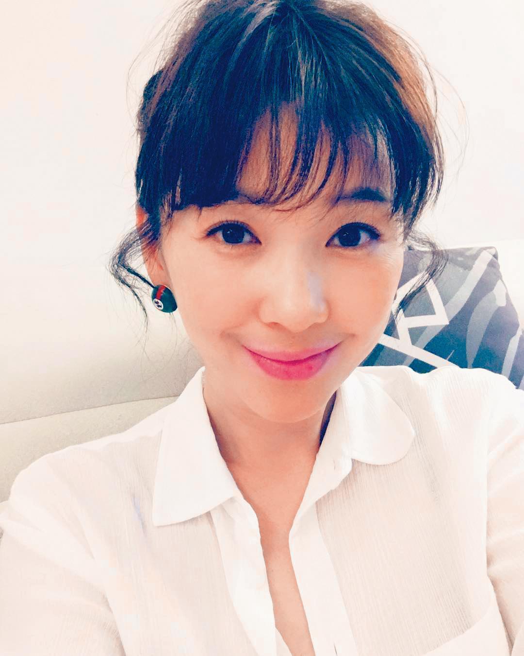 六月跟李易結婚後生了一子一女,家庭幸福。(翻攝六月臉書)