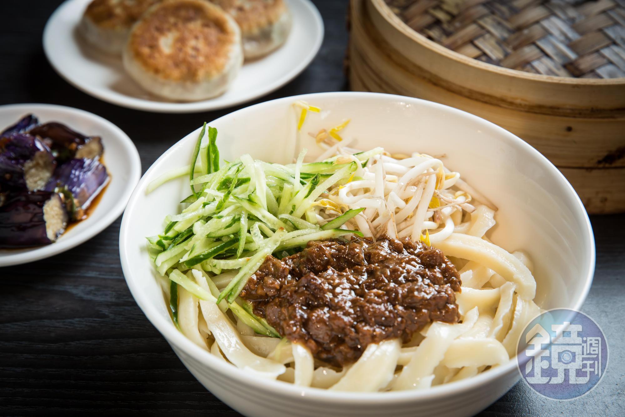 炸醬麵有新鮮豆芽、黃瓜絲,炸醬是道地北方口味,麵條是手工刀削麵,彈牙有嚼勁。第二代接班後亦有細麵可選。(130元/碗)