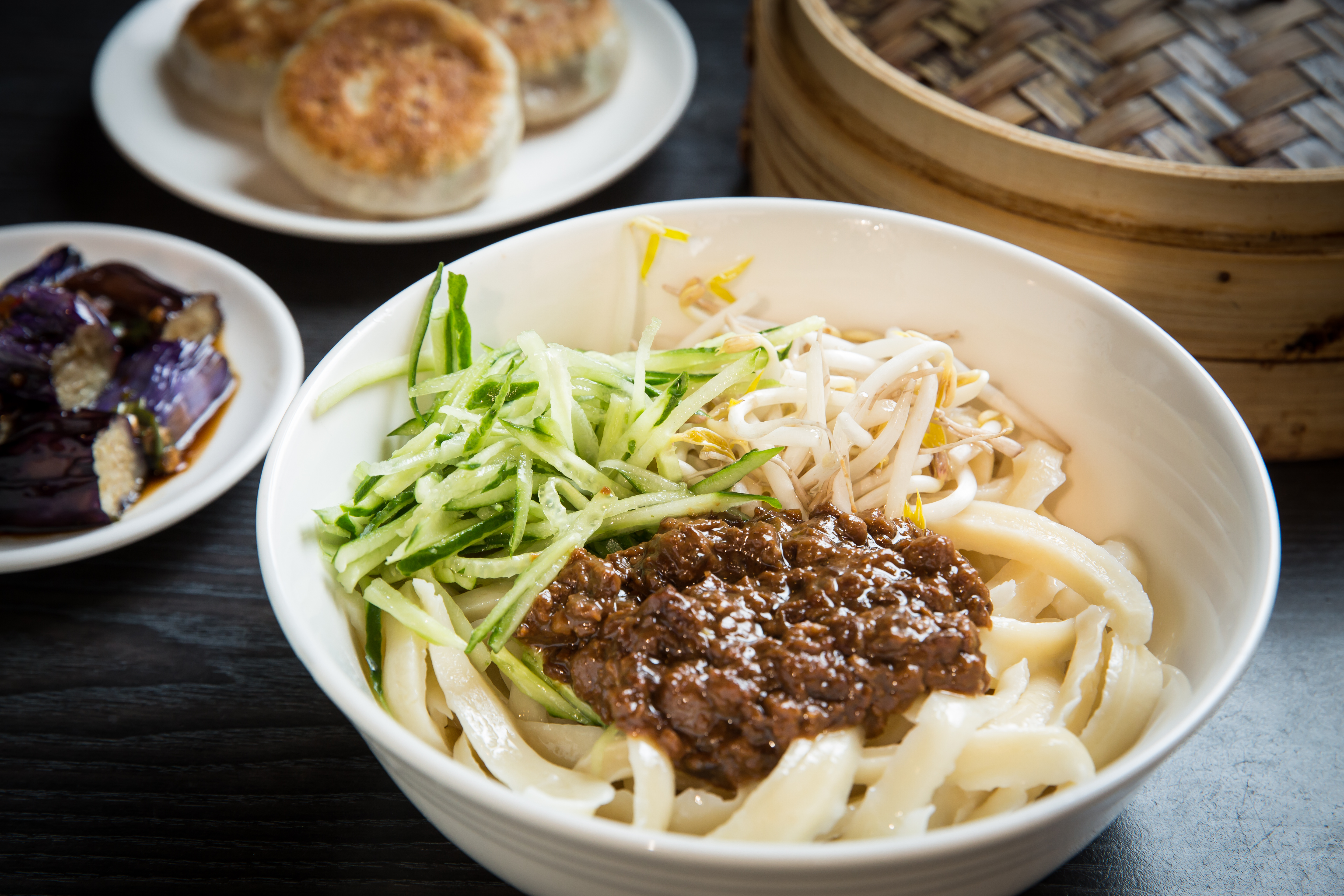 炸醬麵有新鮮豆芽、黃瓜絲，炸醬是道地北方口味，麵條是手工刀削麵，彈牙有嚼勁。第二代接班後亦有細麵可選。（130元/碗）