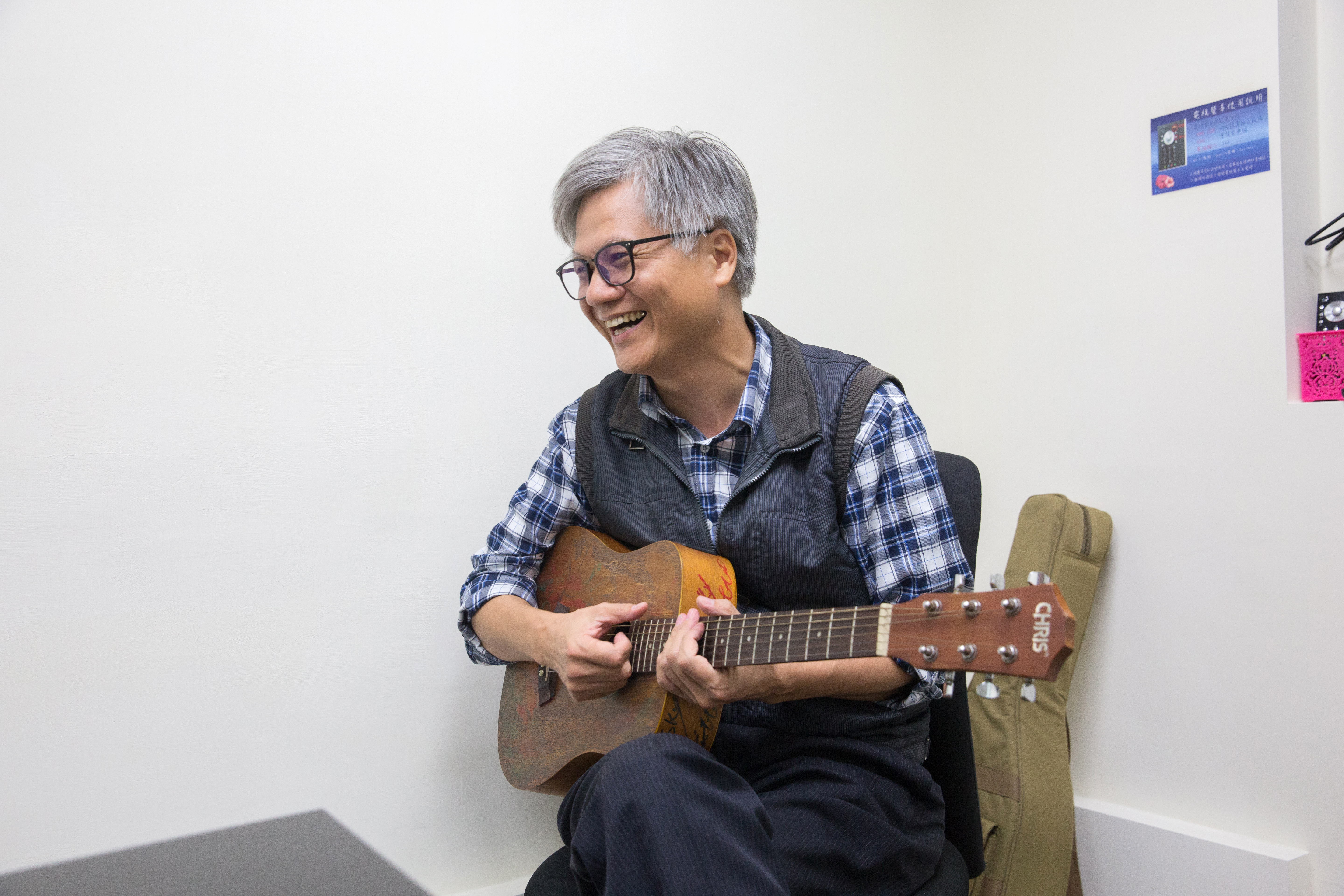 吳蕚洋在網路上被稱為「被政治耽誤的歌手」，九合一選舉落幕後仍在網路平台上活躍。