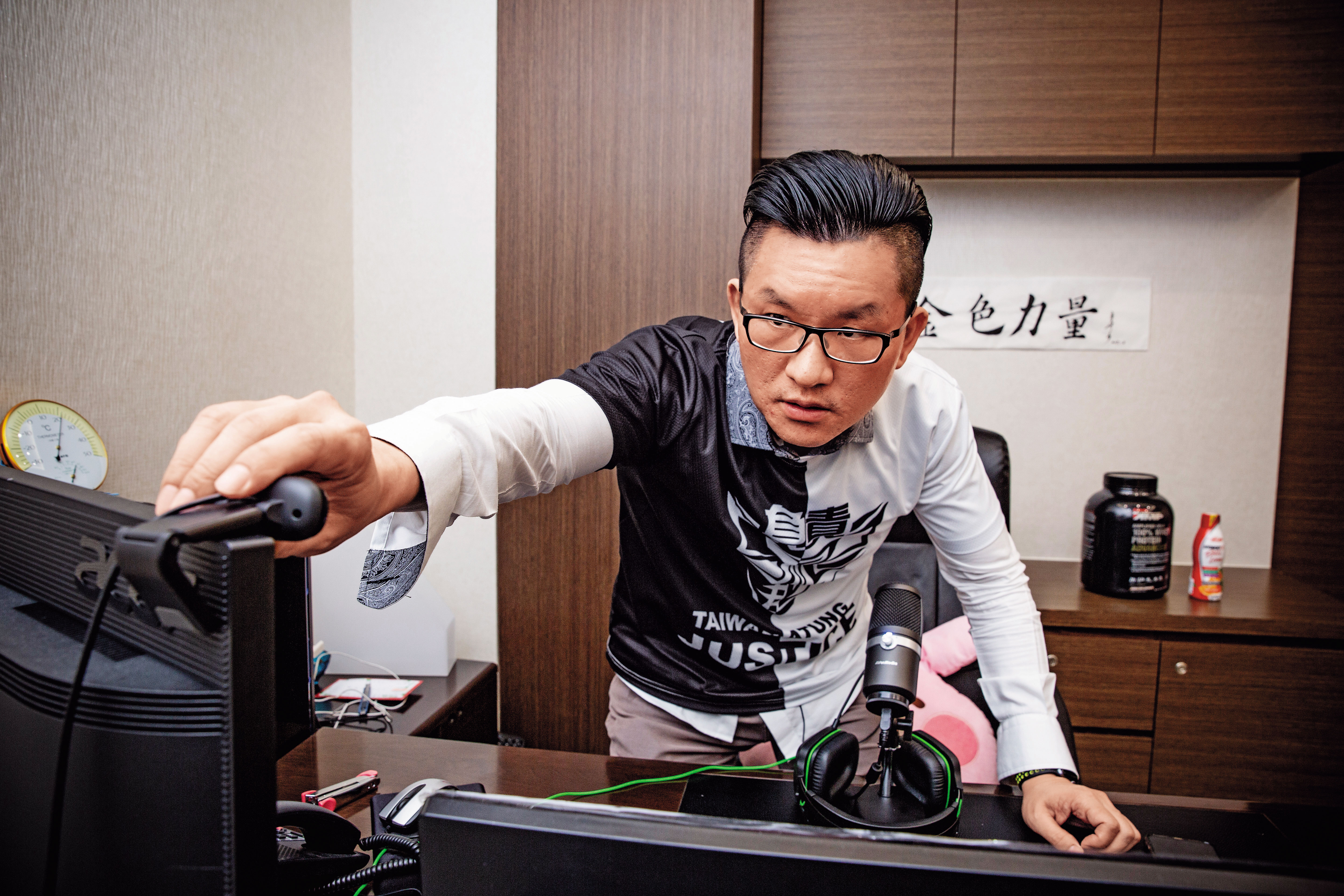 前台北市議員童仲彥卸任後專心經營網紅事業，還把服務處辦公室改裝為網路直播室，並在1月16日加入浪Live。