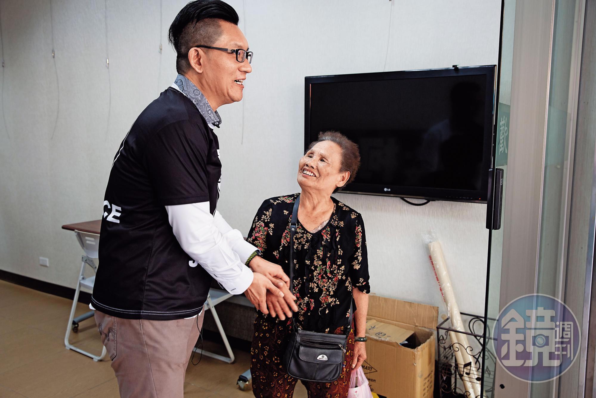 仲彥(左)轉型當網紅,服務處招牌換裝,一名70歲老婦人搞不清楚狀況,亂入表達支持,還希望他重返政壇、選立委。