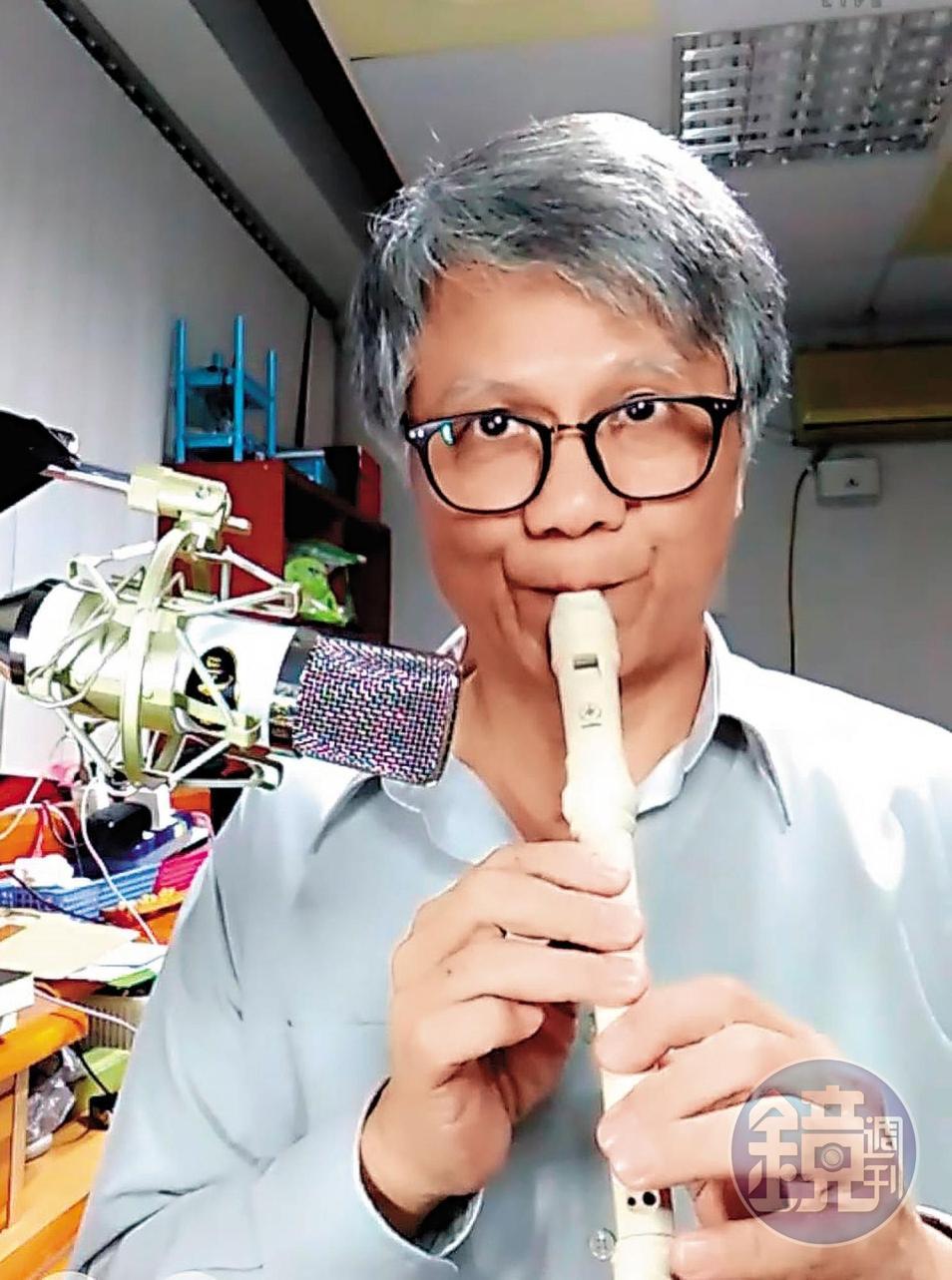 台北市長參選人吳蕚洋二月十五日首度直播,使出渾身解數,還表演直笛吹奏。(翻攝浪Live)