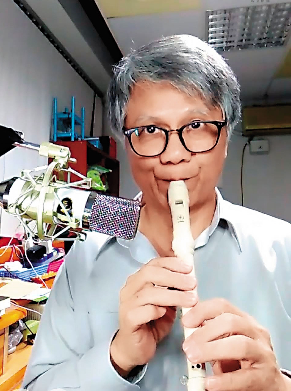 台北市長參選人吳蕚洋二月十五日首度直播,使出渾身解數,還表演直笛吹奏。(翻攝浪Live)