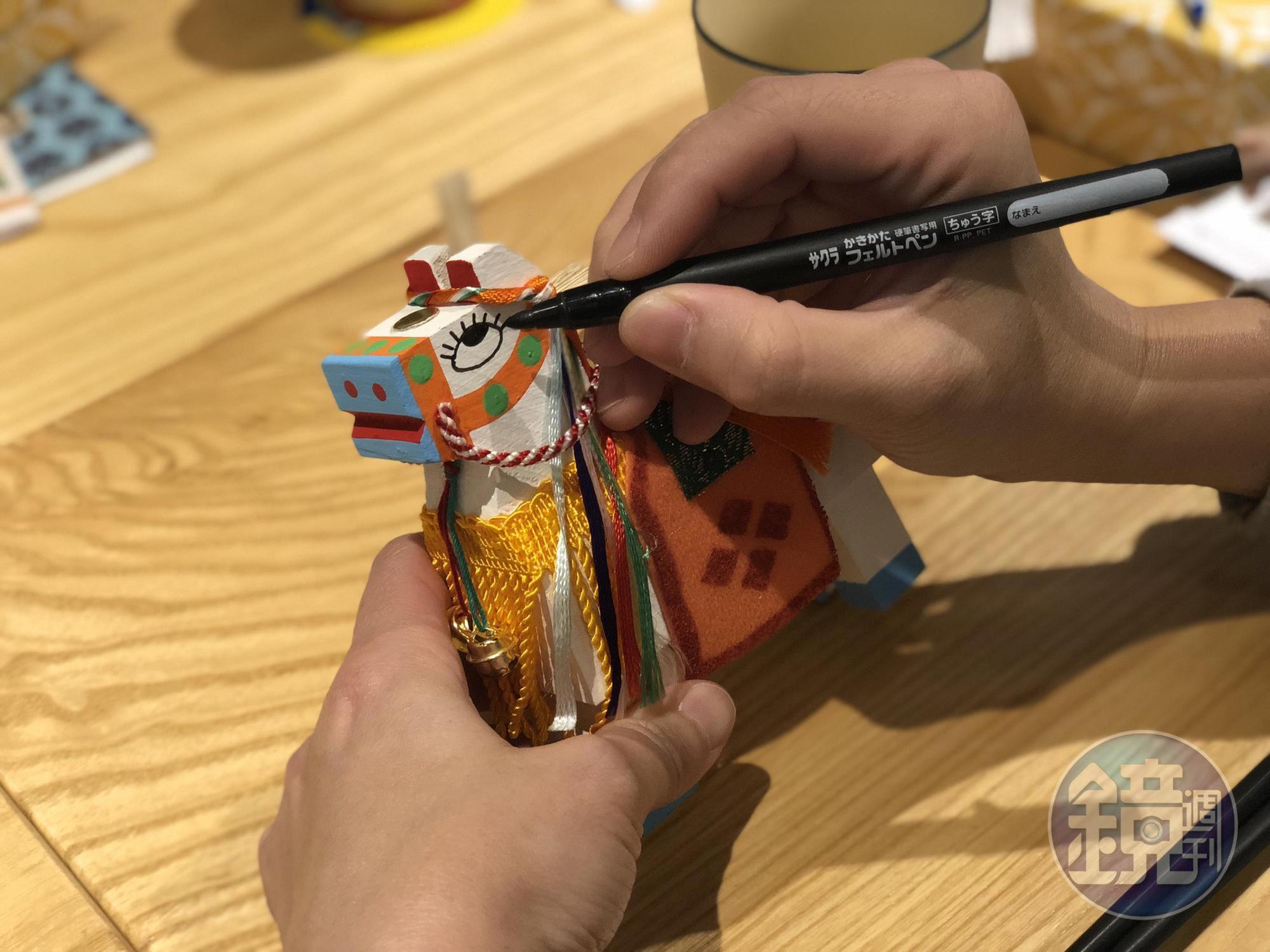 可以自己畫出小木馬的表情及服裝。