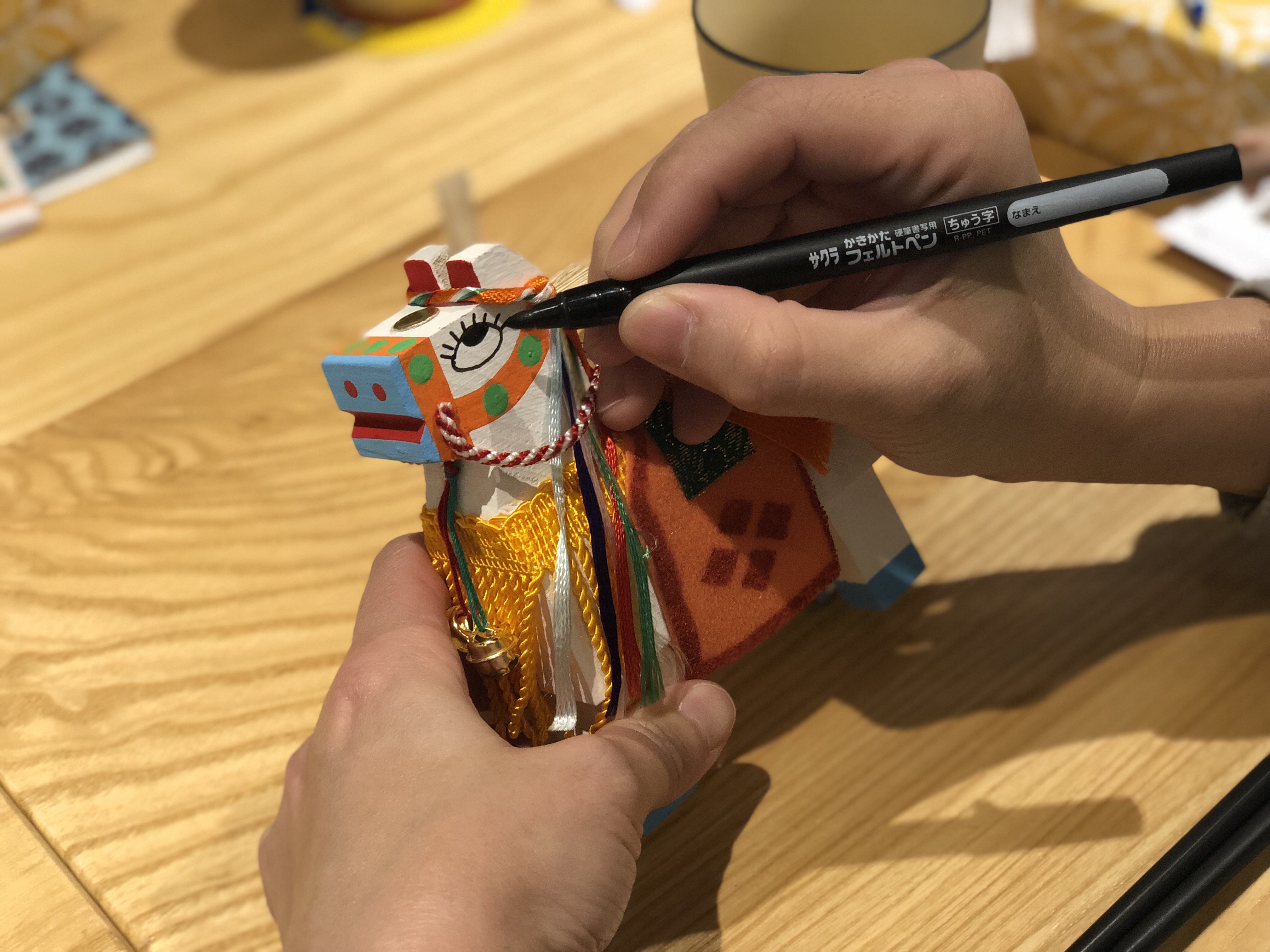可以自己畫出小木馬的表情及服裝。