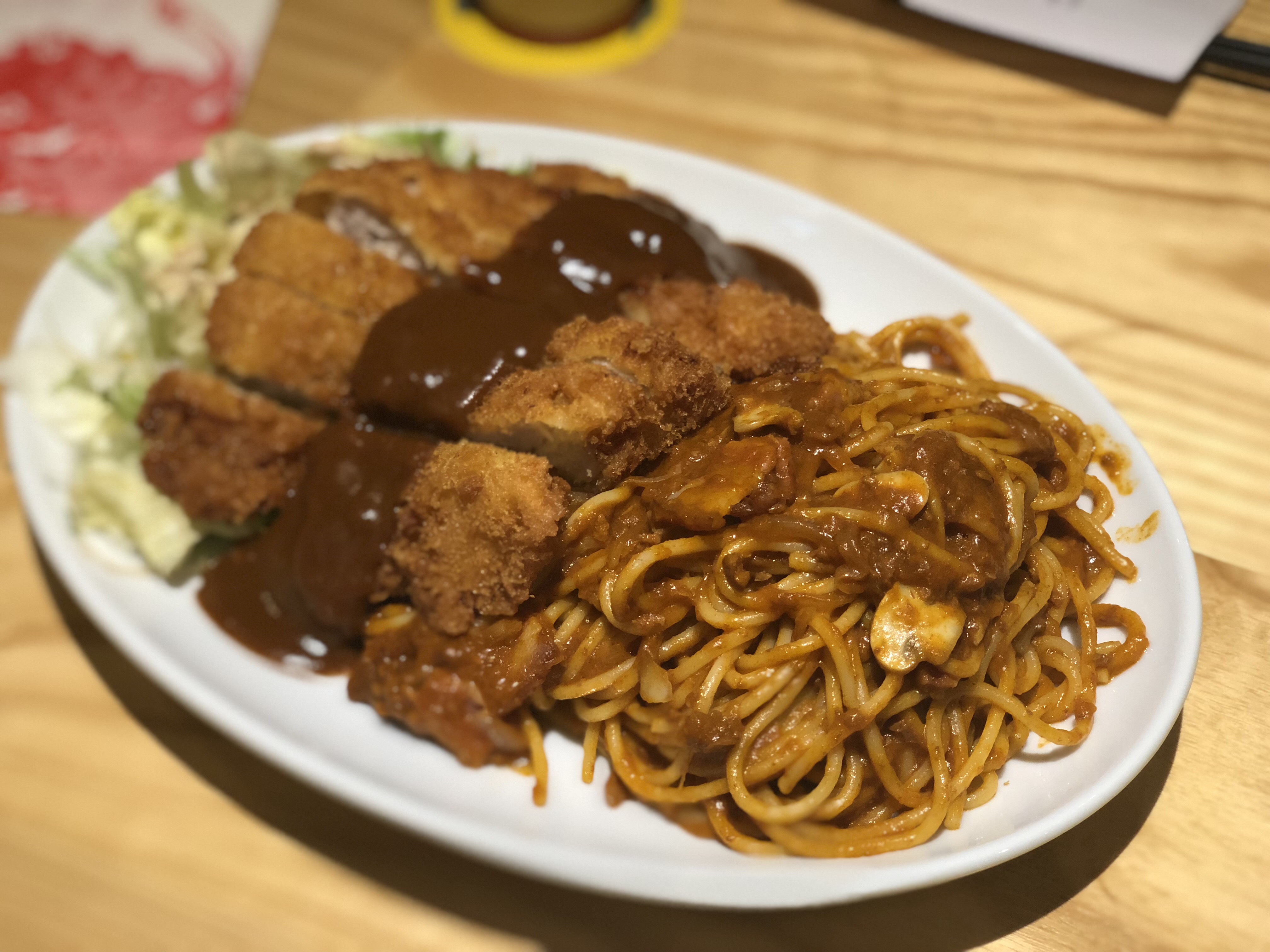 大分量的拿坡里豬排，幾乎要兩人分食才吃得完。