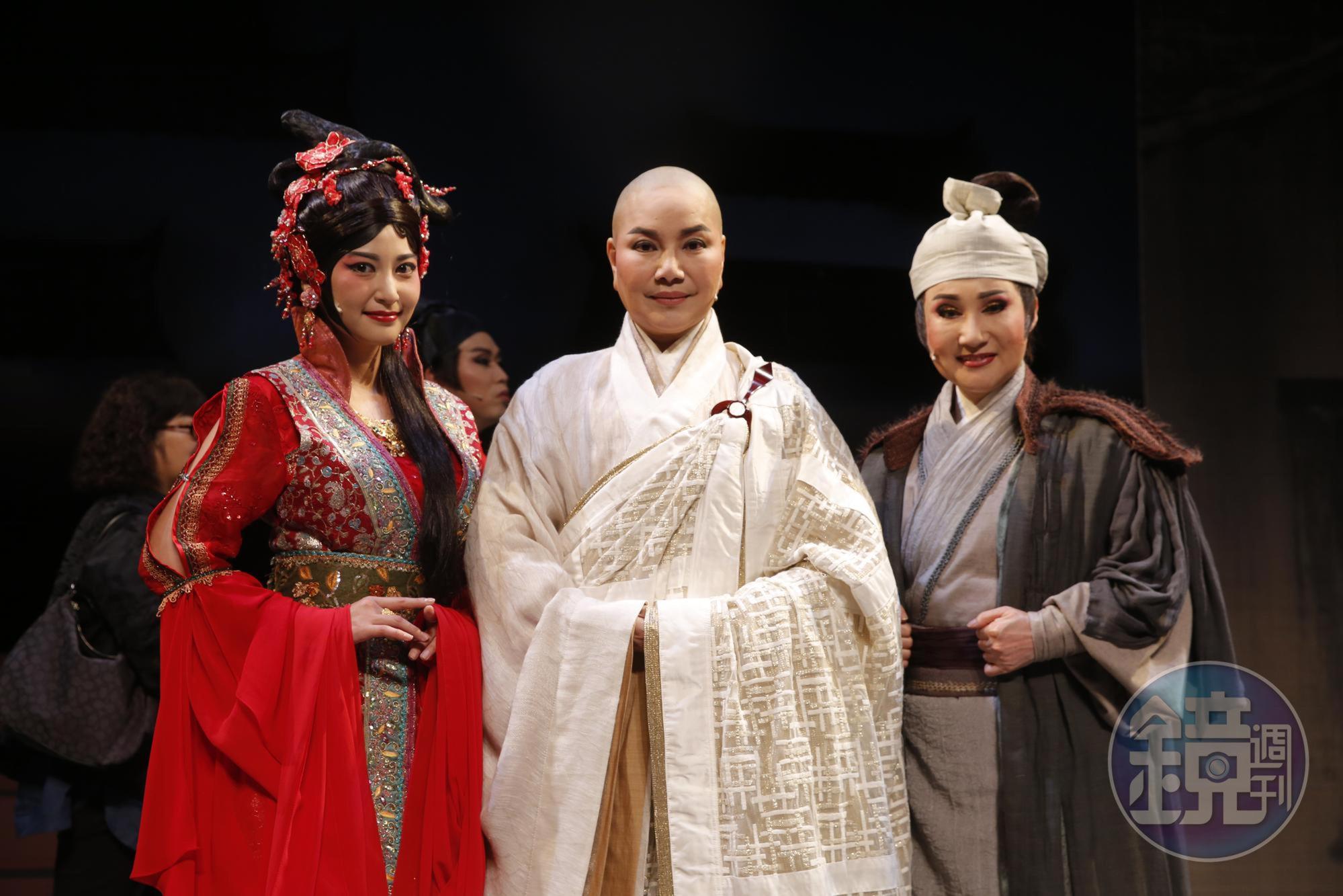 唐美雲(中)與小咪老師(右)說自己勞碌命,閒在家裡反而不舒服。