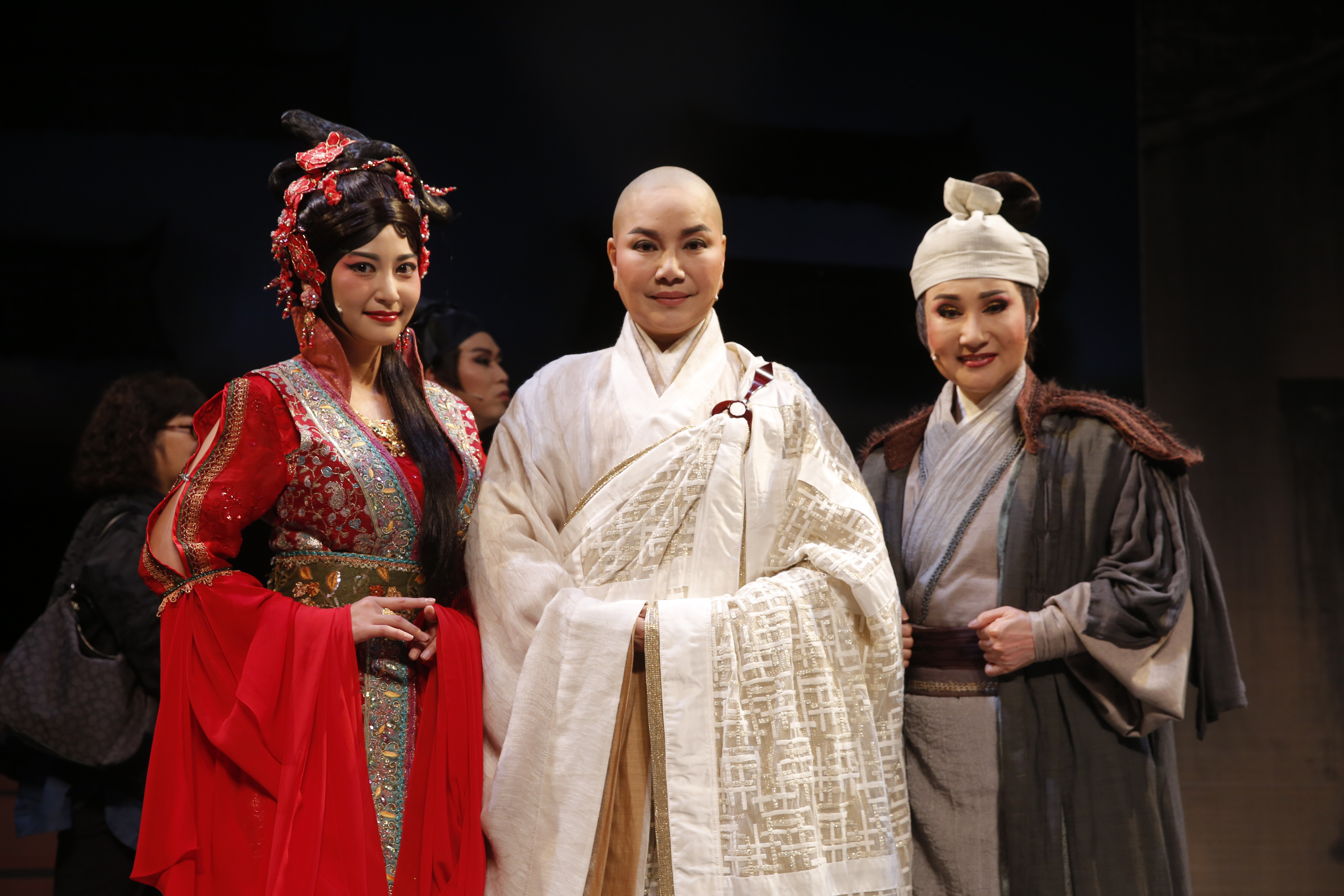 唐美雲（中）與小咪老師（右）說自己勞碌命，閒在家裡反而不舒服。