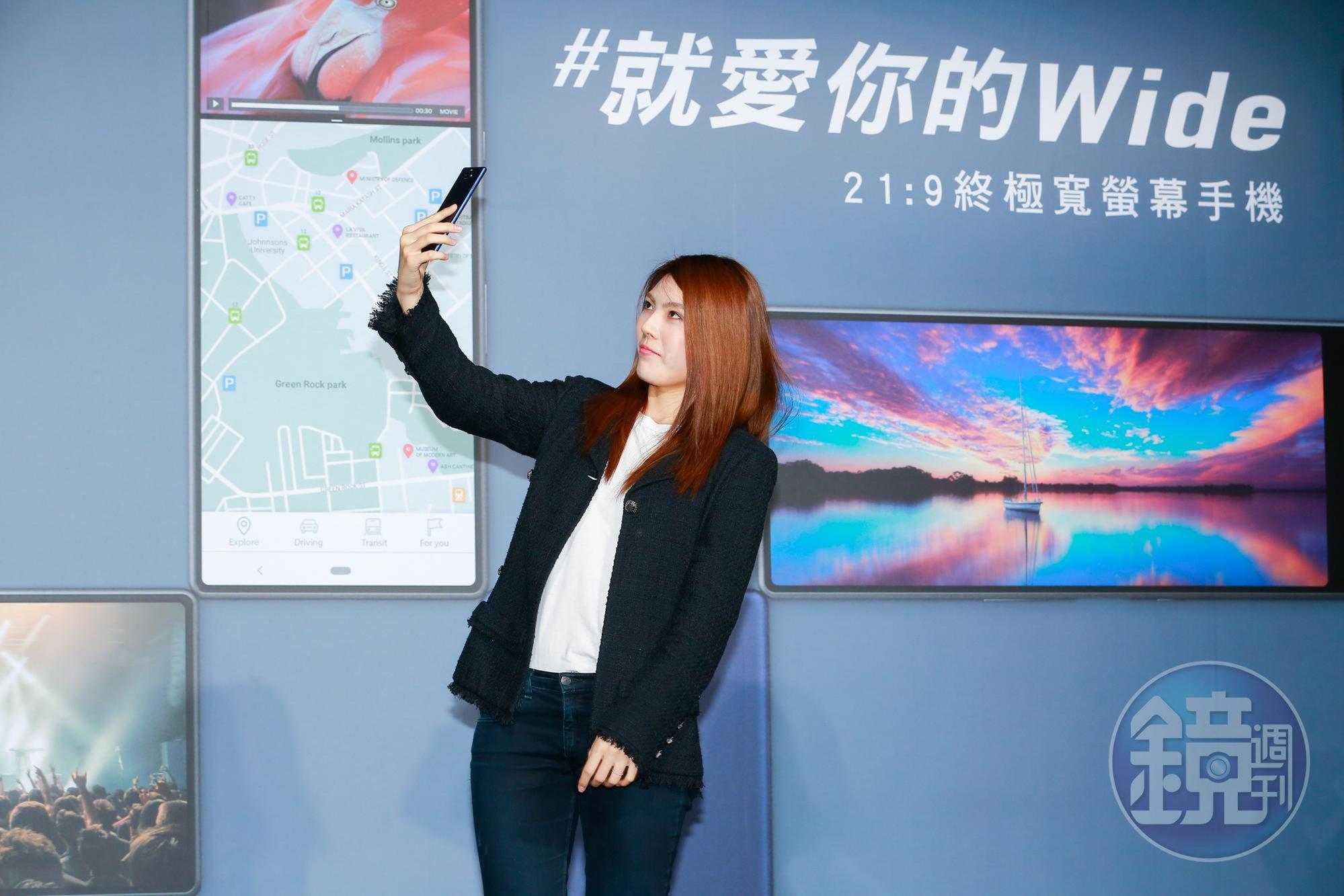 理科太太出席手機活動，比出自拍姿勢，沒忘記壓下巴耶。