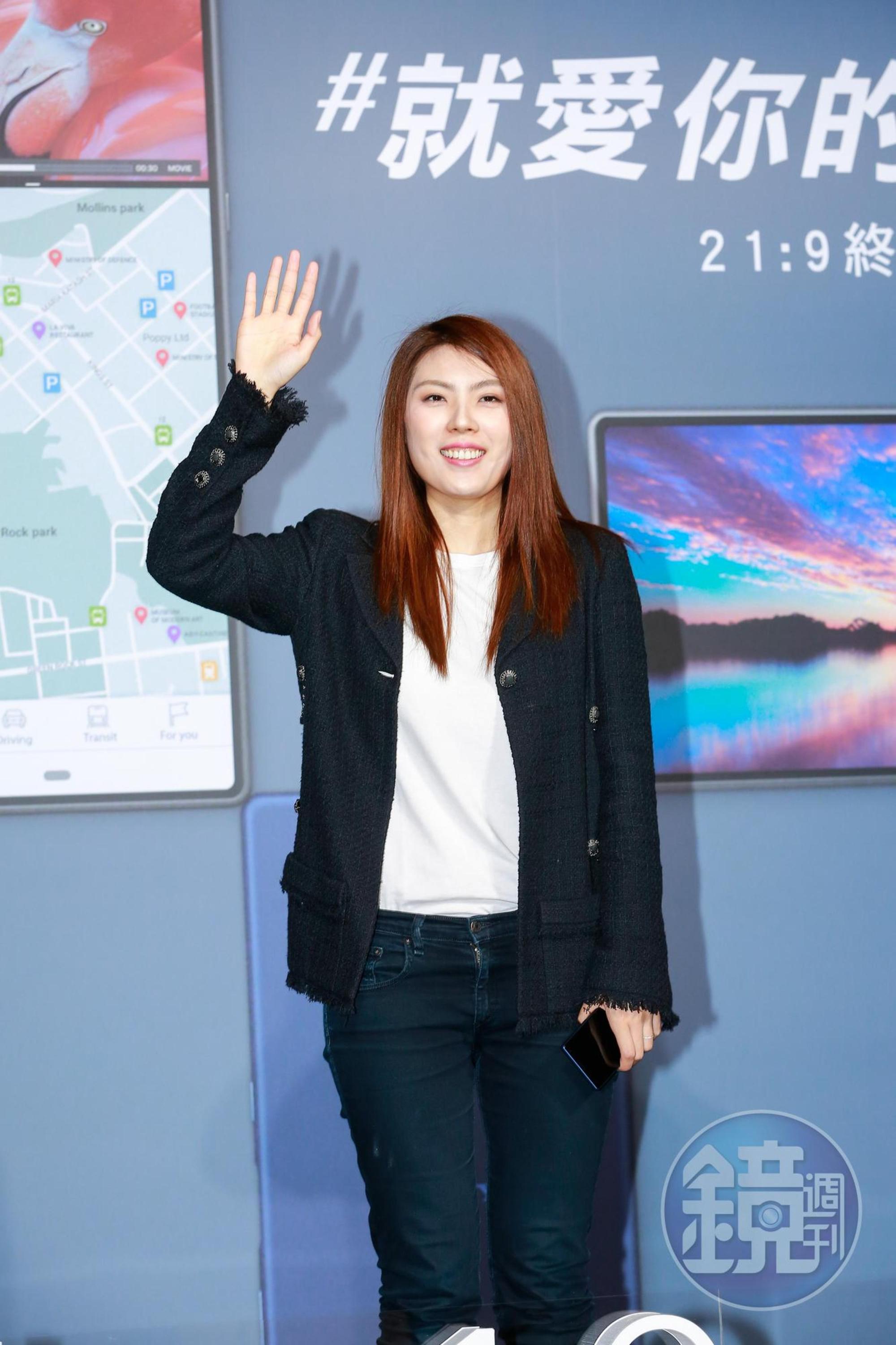 理科太太比出招牌手勢，嘴巴還自動唸：「大家好，我是理科太太，大家今天好嗎。」