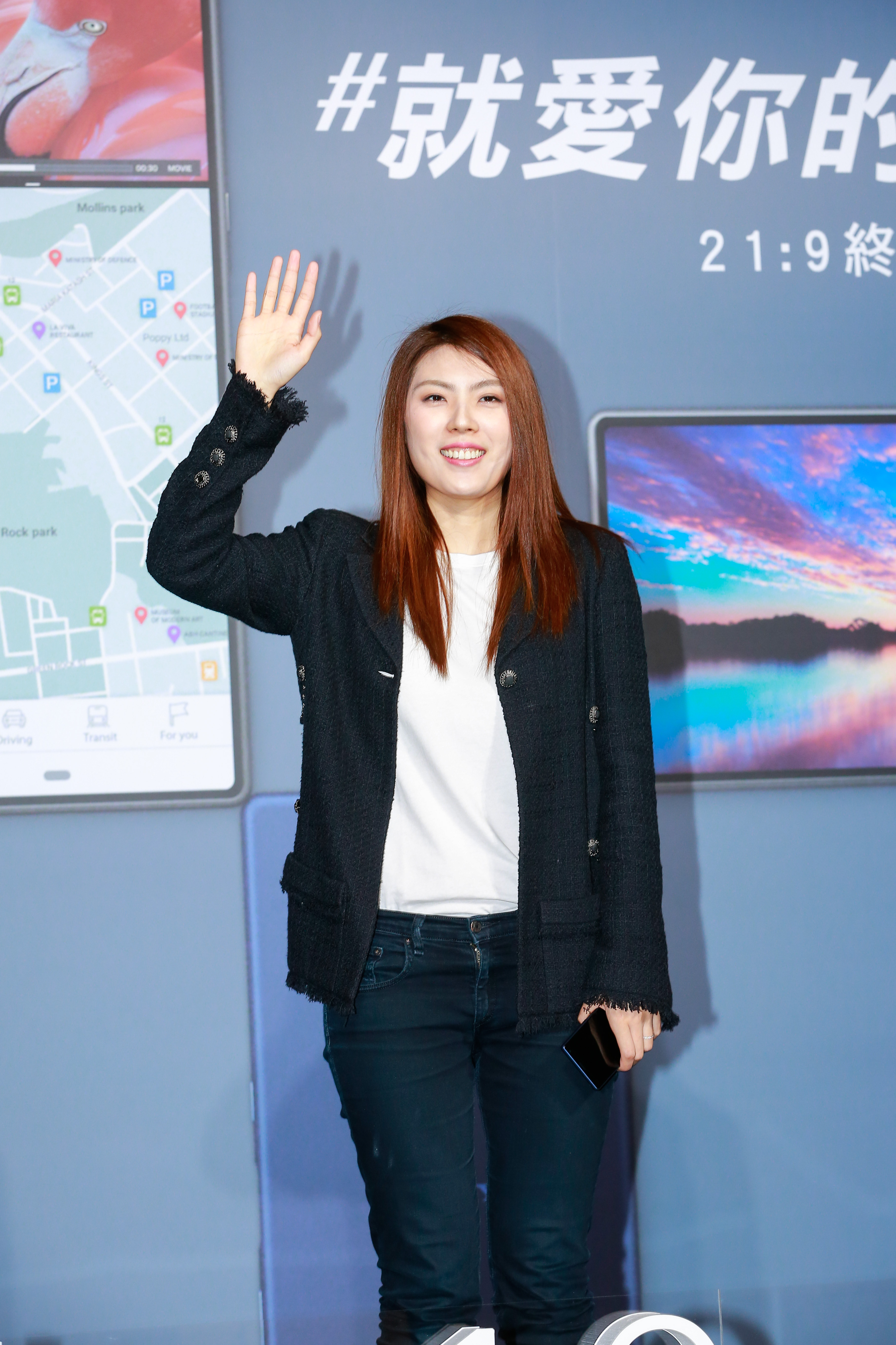 理科太太比出招牌手勢，嘴巴還自動唸：「大家好，我是理科太太，大家今天好嗎。」