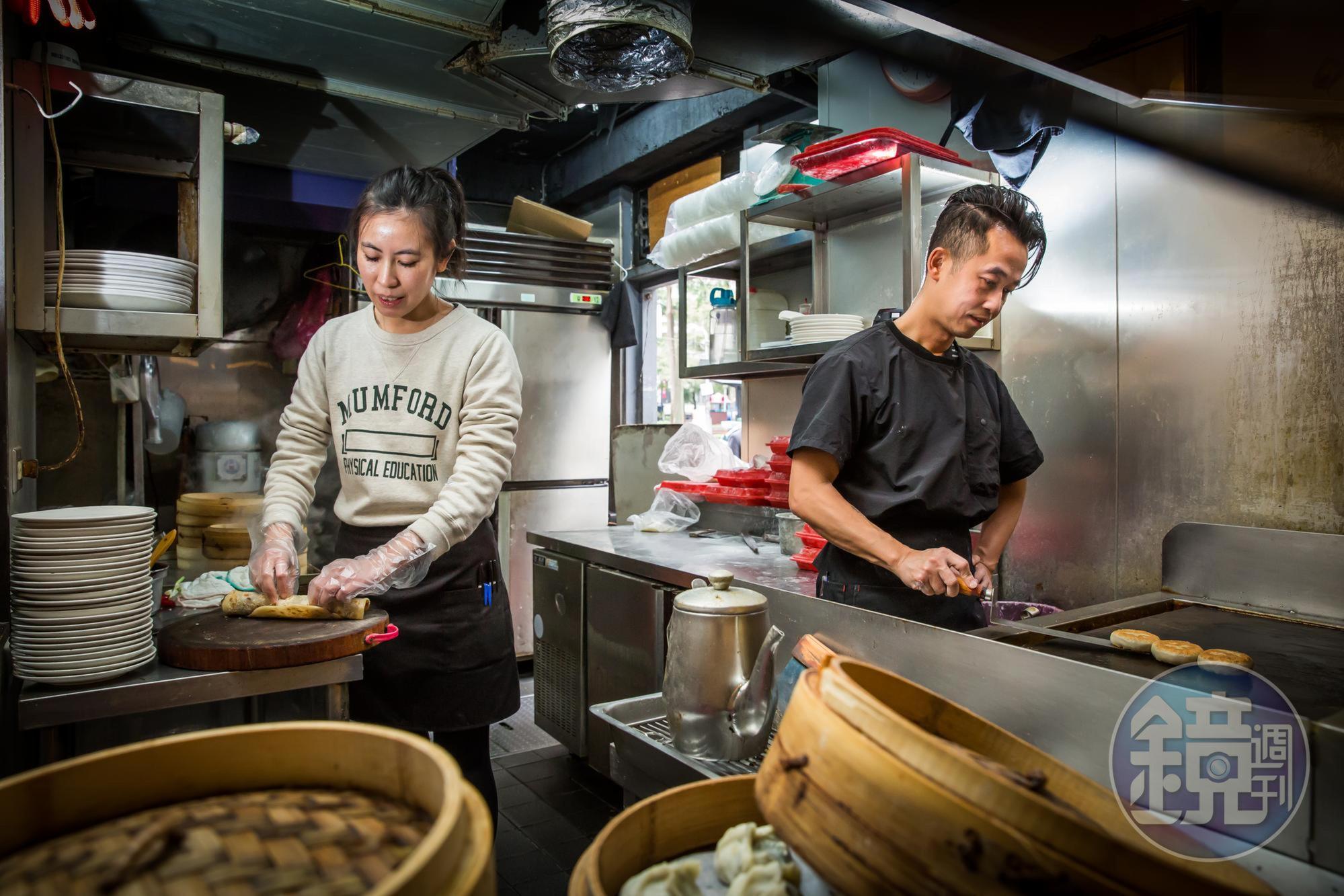 第二代張怡安不捨母親生病、老店漸褪色,15年前放棄美國工作,與先生徐志明回台灣接班,從廚房學起。