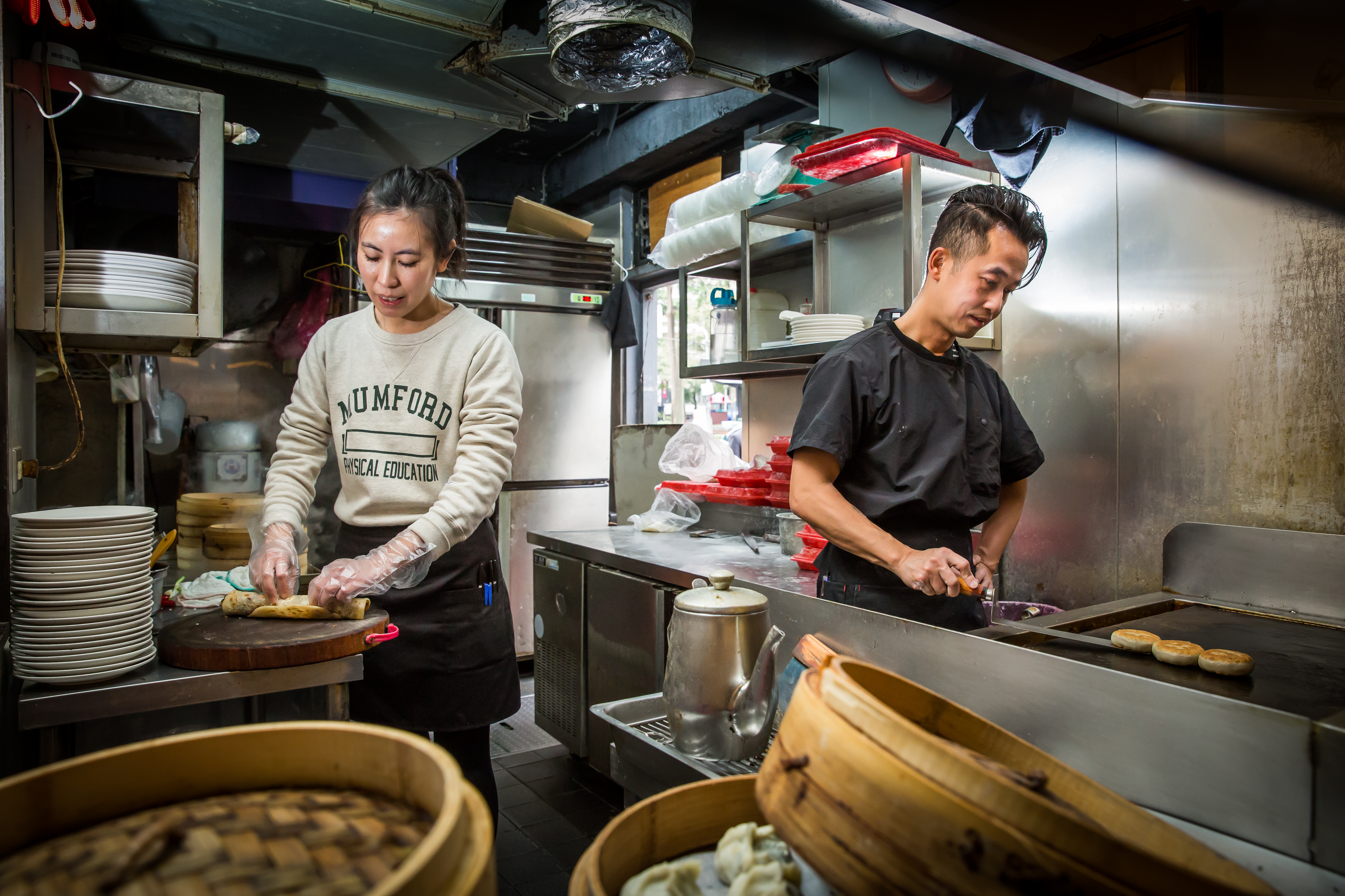 第二代張怡安不捨母親生病、老店漸褪色，15年前放棄美國工作，與先生徐志明回台灣接班，從廚房學起。