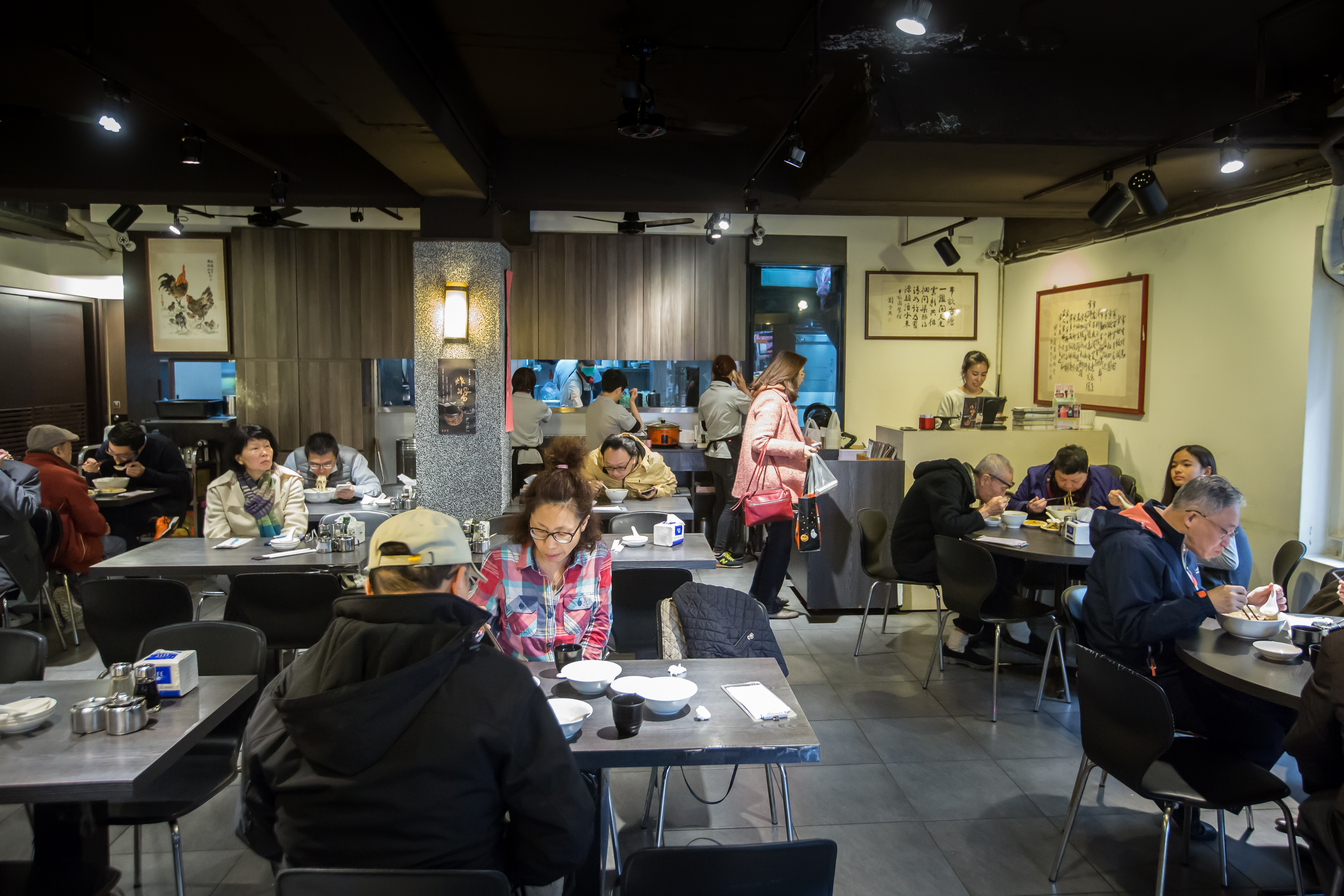 半畝園也曾經歷老店員工散漫、環境老舊，跟不上時代的問題。第二代接班後除了重新裝潢、也帶入不少新思維。