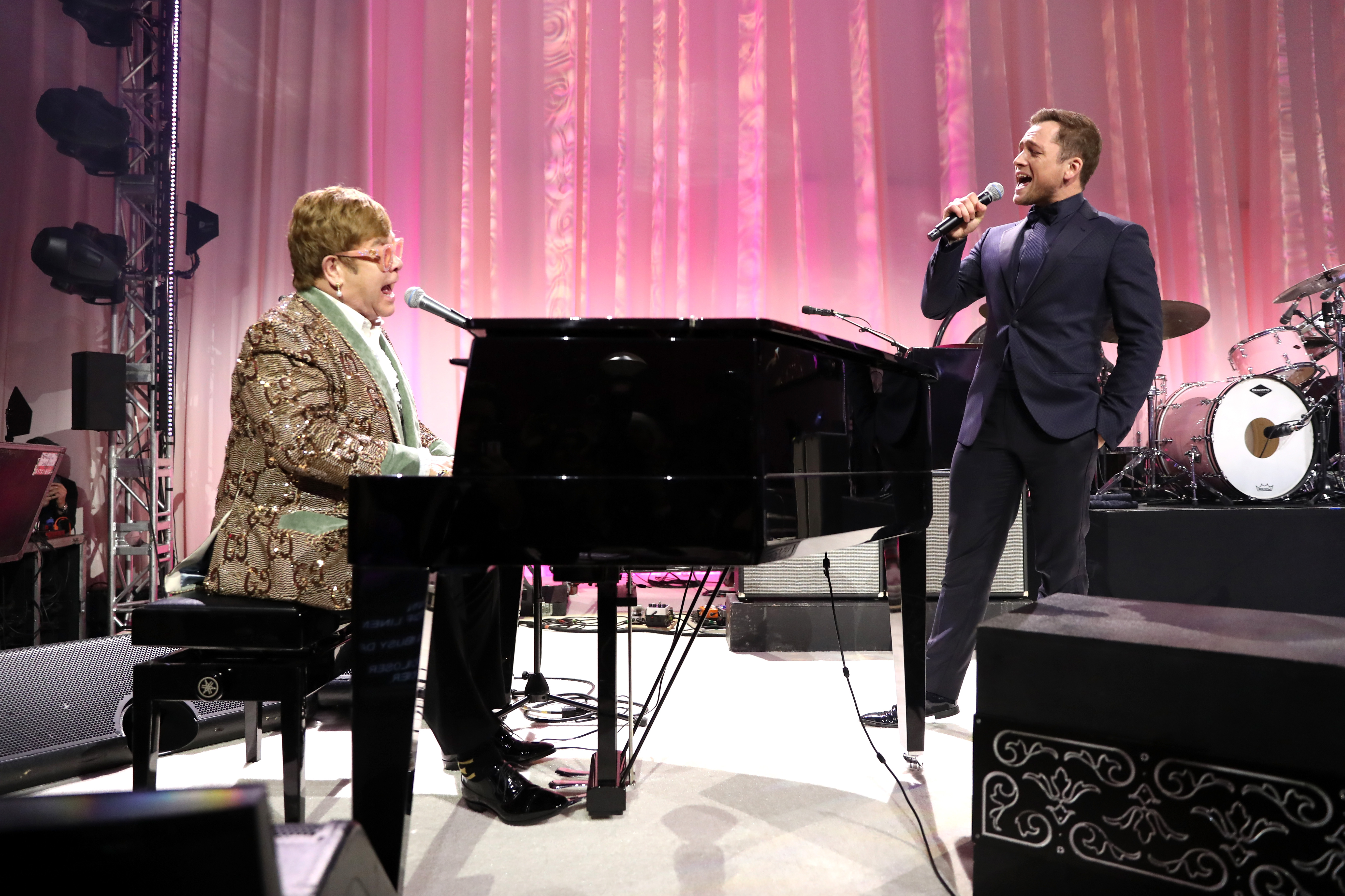 在《火箭人》片中飾演年輕版艾爾頓強的泰隆艾格頓（右），在本尊的伴奏唱，現場即席合唱他的代表作〈Tiny Dancer〉。（UIP提供）