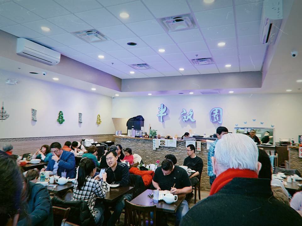 紐澤西的半畝園，生意也很好。半畝園目前在美國有9家分店、北京20家，都是家族經營，台灣則無分店，都是山寨版。（張怡安提供）