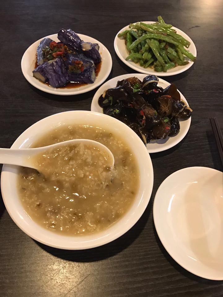 綠豆粥配幾道小菜,是作家舒國治覺得最內行的吃法。(翻拍自半畝園臉書)