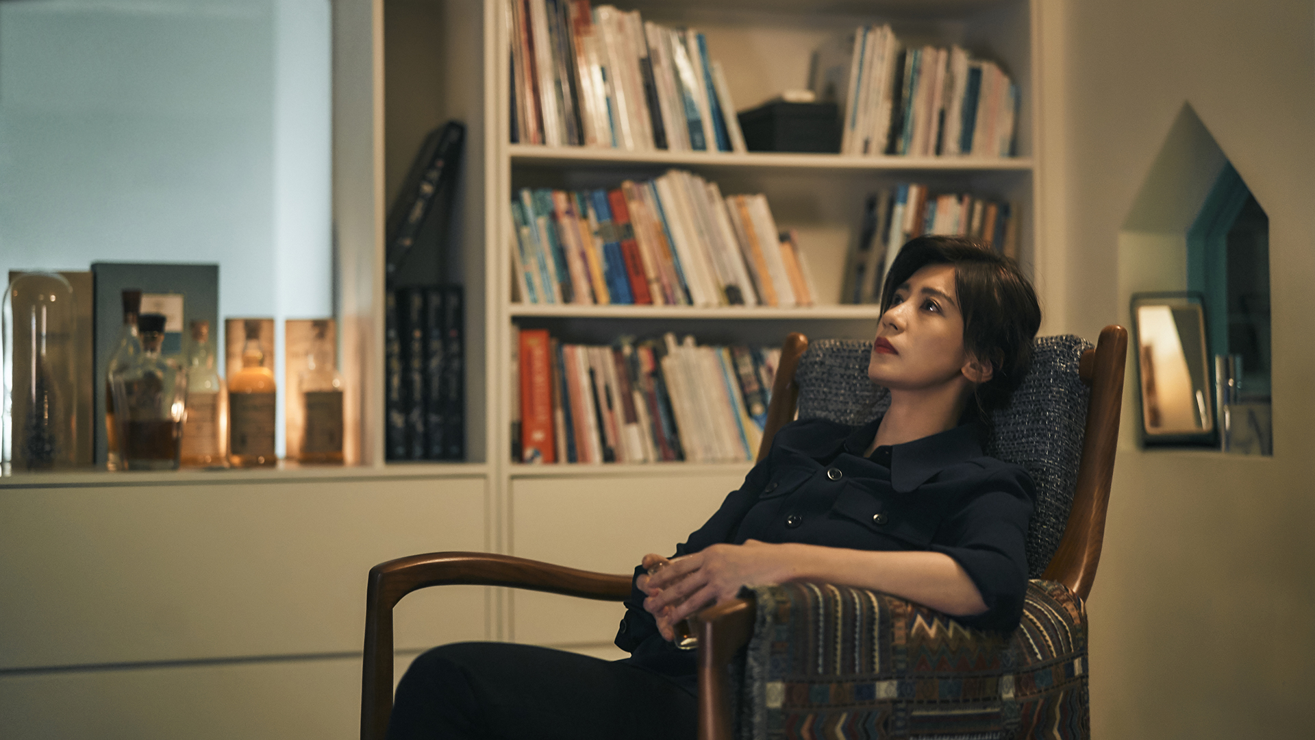 《我們與惡的距離》女主角賈靜雯劇中走不出喪子悲痛，每天靠酗酒來麻痺自己。（公視提供）