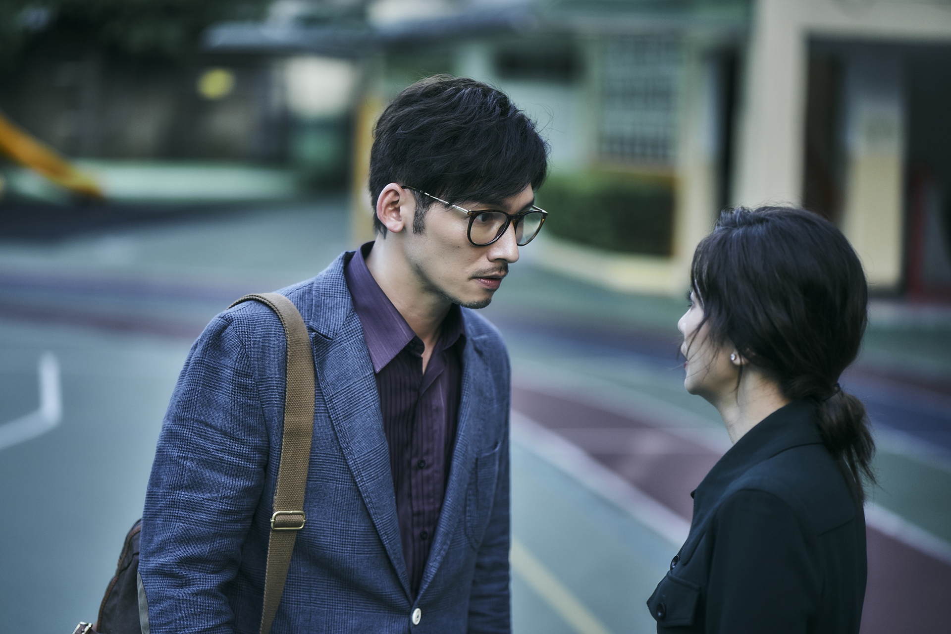 在《我們與惡的距離》溫昇豪(左)、賈靜雯(右)首次搭檔演夫妻,遭逢喪子意外,甜蜜家庭不再,關係漸行漸遠。(公視提供)