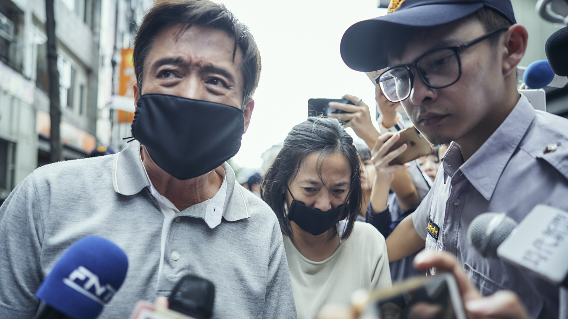 檢場(左)在《我們與惡的距離》與謝瓊煖(中)演出槍殺案殺人兇手的父母,現身道歉大批媒體搶拍。(公視提供)