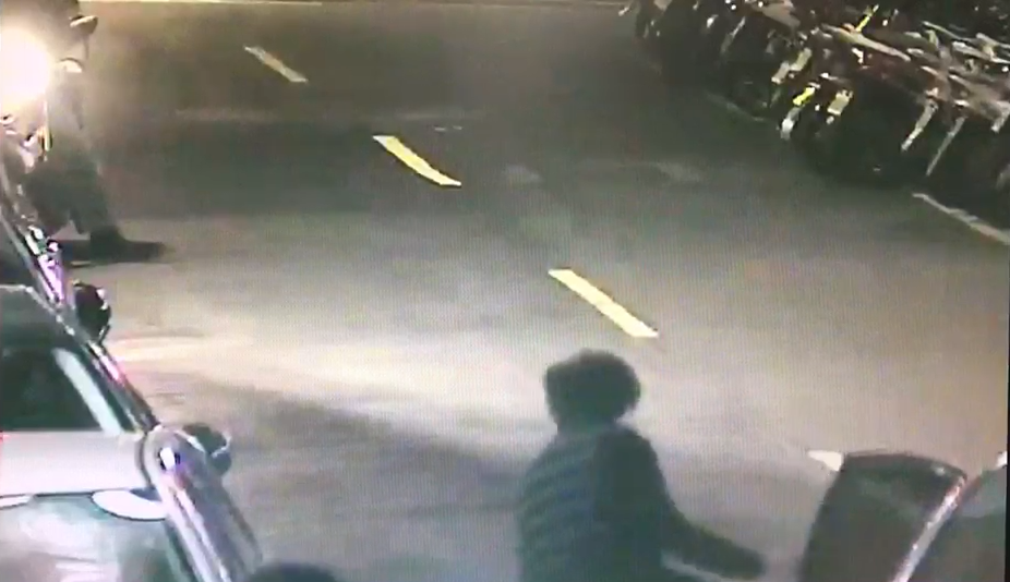 陳姓自小客車駕駛疑因左轉未注意到前方狀況，開車輾斃西藥貿易公司的董事長。（警方提供）