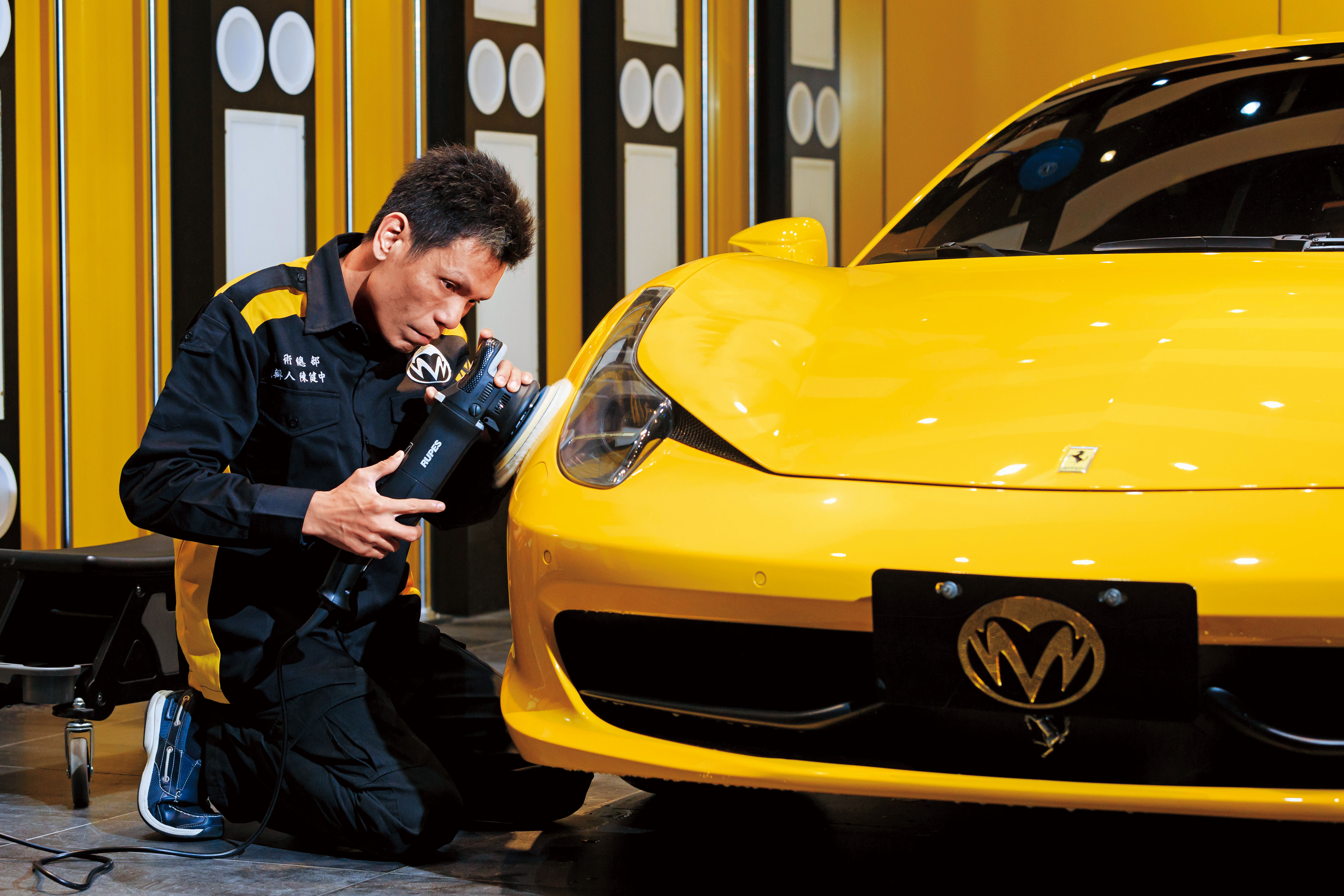 今年41歲的陳健中年輕時曾因事業失敗，落魄到成為街友，3年前他將經營10年的傳統洗車坊轉型為鍍膜專門店，成功創造事業第二春。