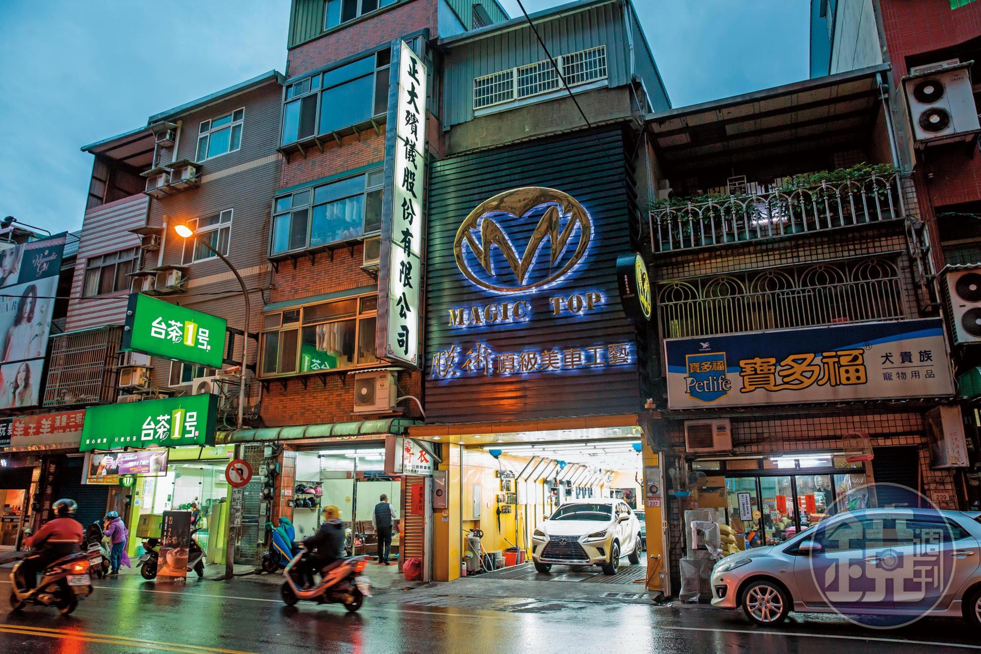 陳健中的新店就在自家1樓，店面裝潢新穎明亮，但隔壁是專門處理喪事的禮儀公司。