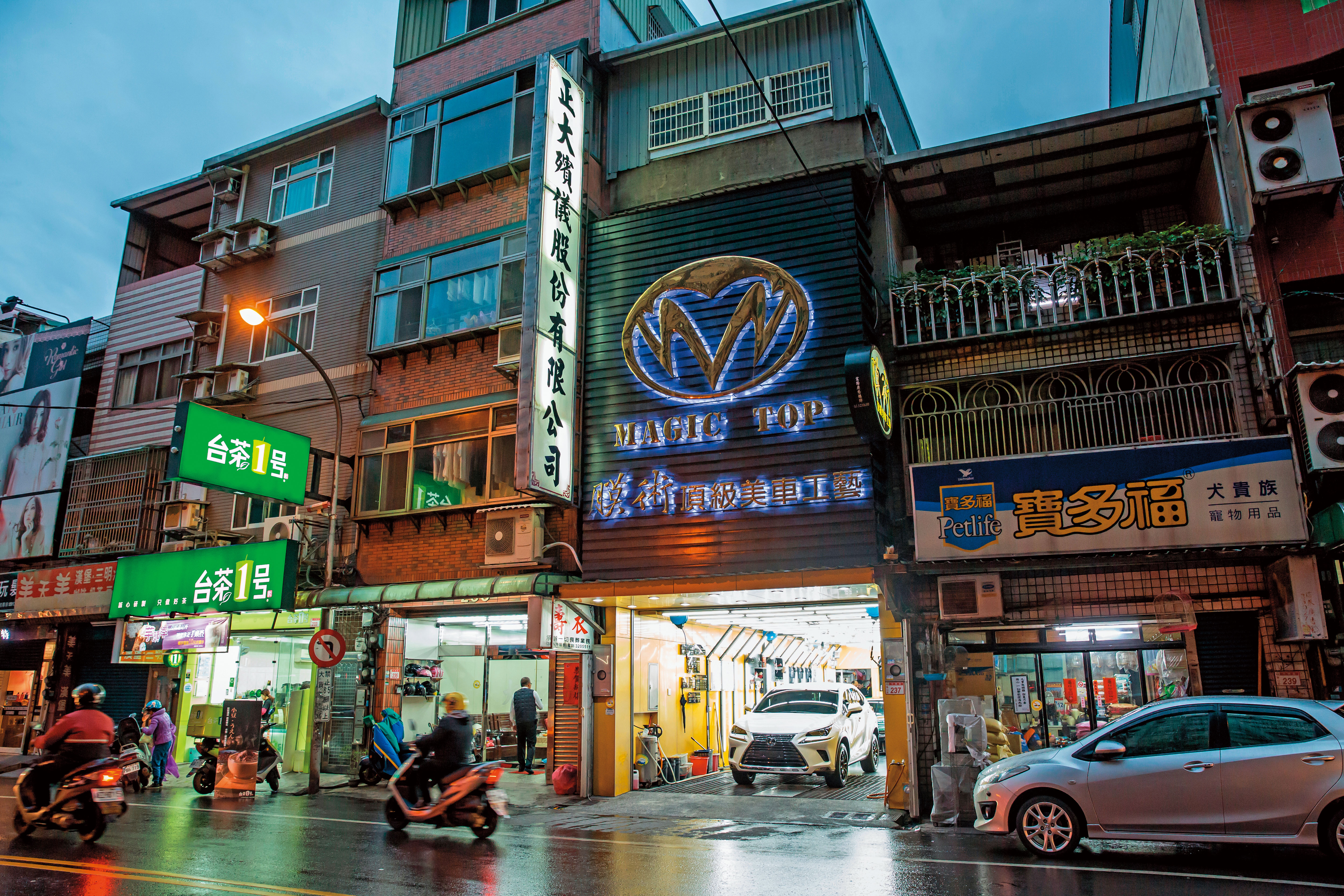 陳健中的新店就在自家1樓，店面裝潢新穎明亮，但隔壁是專門處理喪事的禮儀公司。