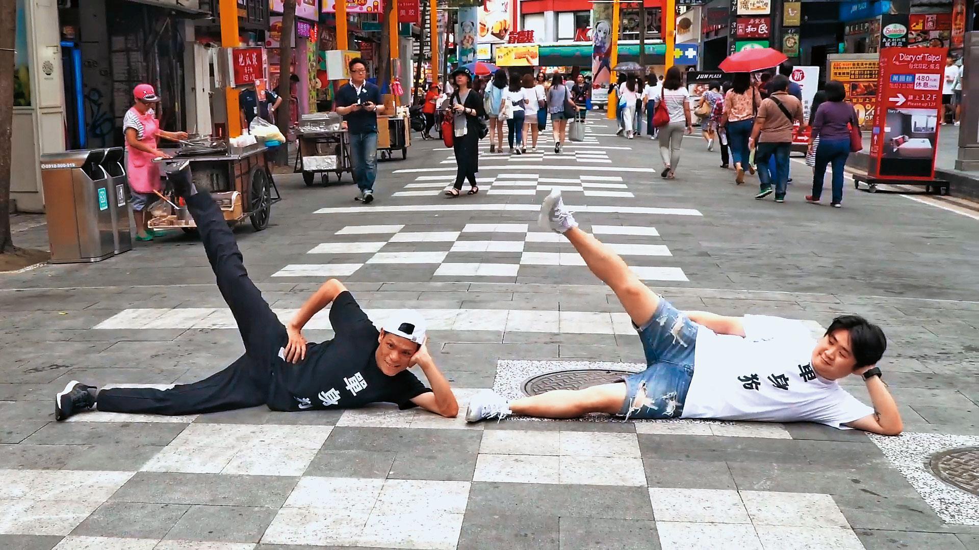 陳健中（左）個性活潑，曾拍攝搞笑影片，在街上大跳韓國女團舞蹈自娛娛人。（翻攝膜術頂級美車工藝粉絲專頁）