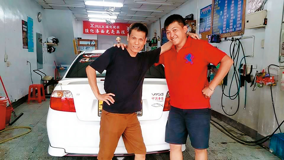 陳健中（左）以前開的洗車坊場地與設備簡陋，但車洗得乾淨、人也好相處，跟顧客感情都不錯。（陳健中提供）