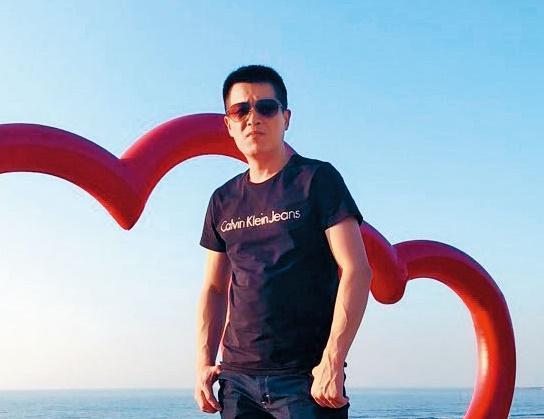 李健銘，服務業，40歲。