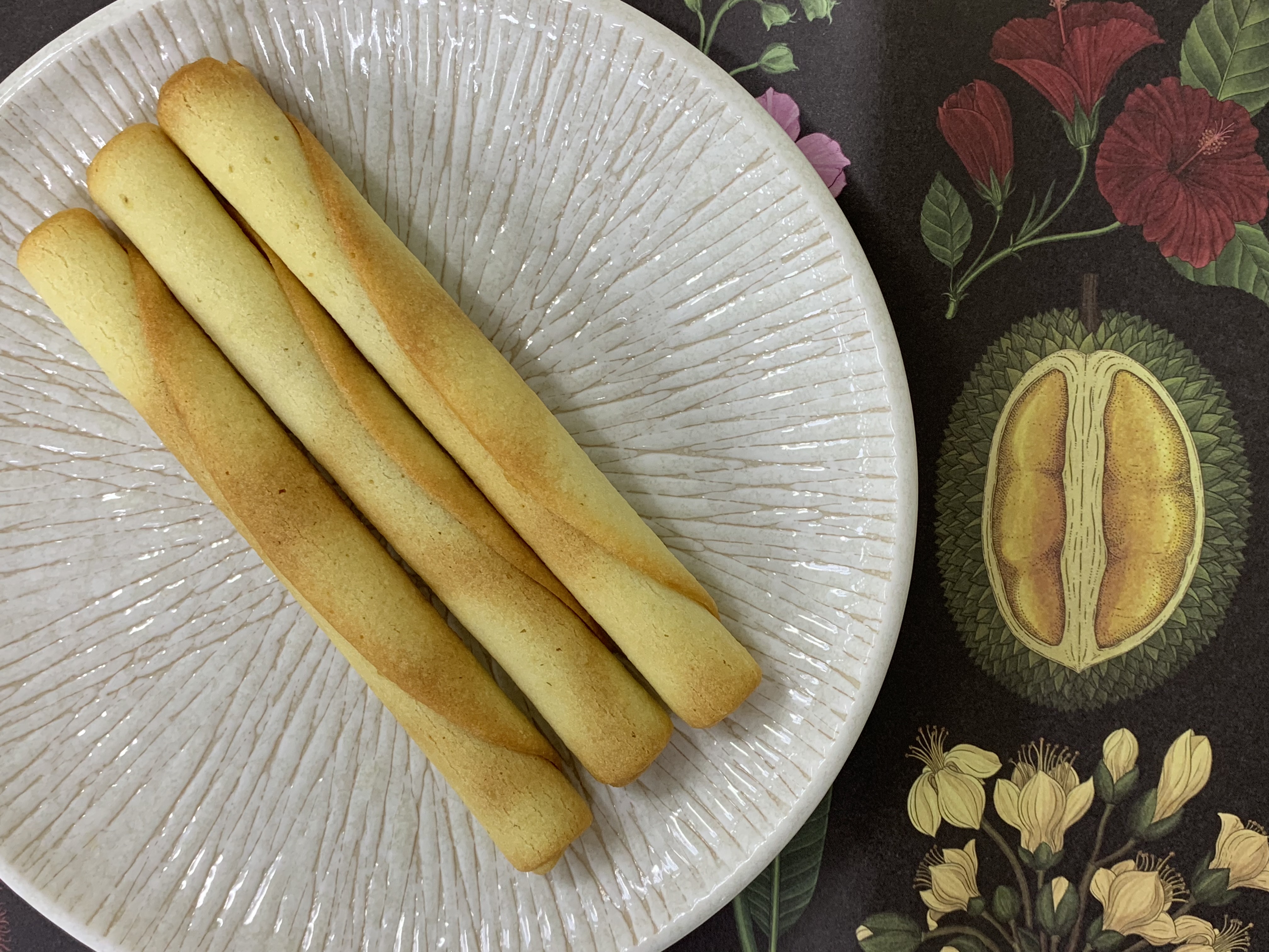 「微熱山丘」於10週年推出新品牌「FORBIDDEN馥餅殿」，首發甜點是「D24榴槤蛋捲」。