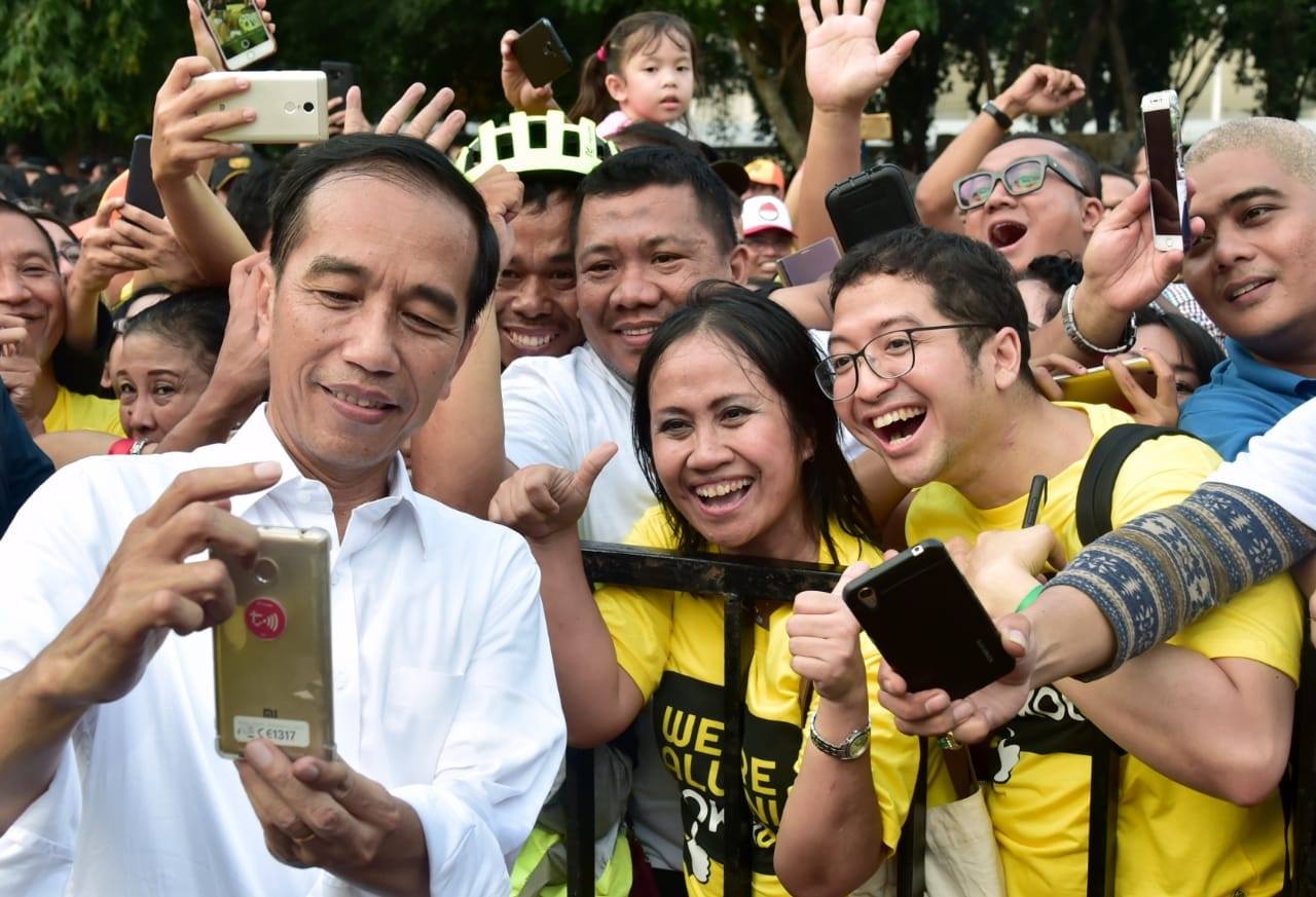 印尼將於4月舉行大選，現任總統佐科威（左一）積極作多，近半年來印尼基金報酬率達2位數。（翻攝自佐科威臉書）