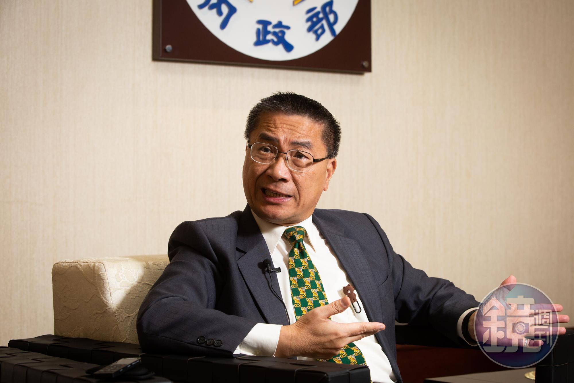 內政部長徐國勇表示,內政部的戶政登記已準備就緒,草案一過,戶政系統登記即可上路。