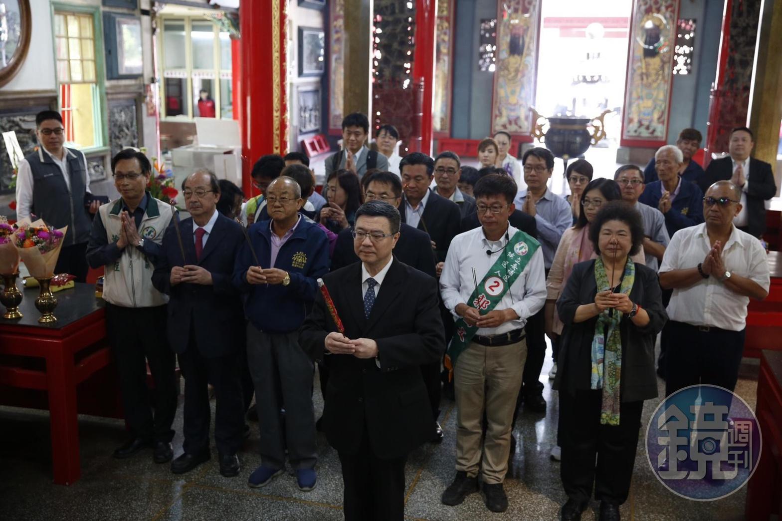 民進黨主席卓榮泰（前拿香者）帶領台南市立委補選候選人郭國文、中常委陳菊等人在麻豆代天府參拜。