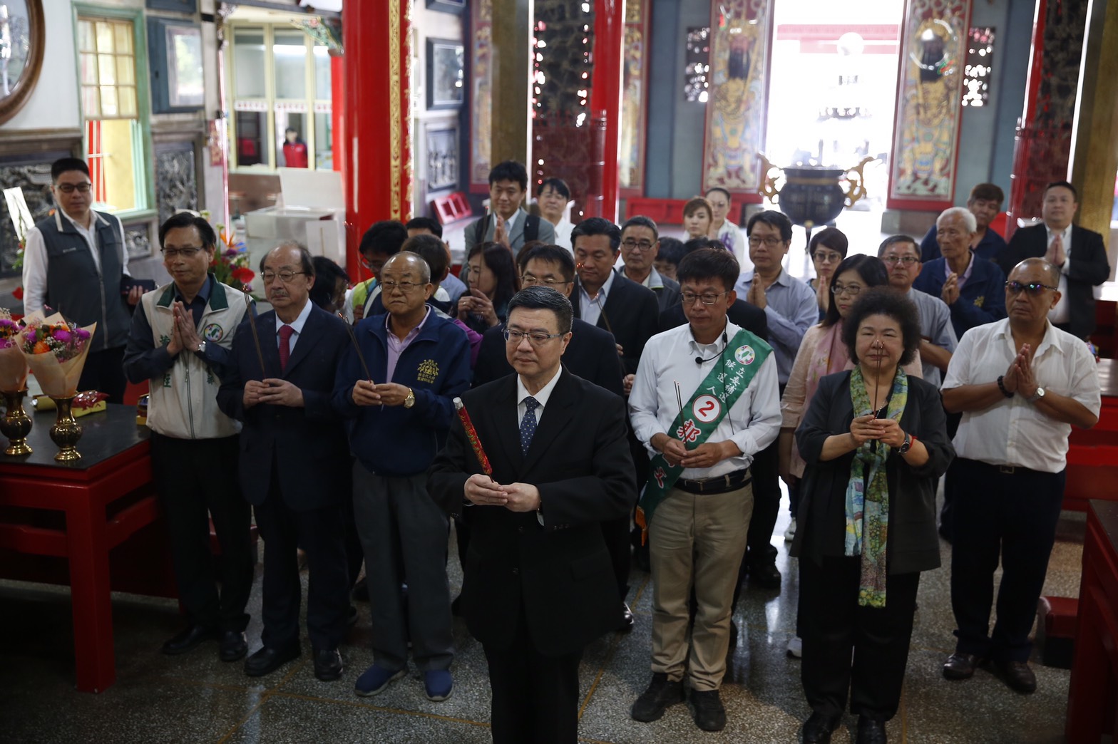 民進黨主席卓榮泰(前拿香者)帶領台南市立委補選候選人郭國文、中常委陳菊等人在麻豆代天府參拜。
