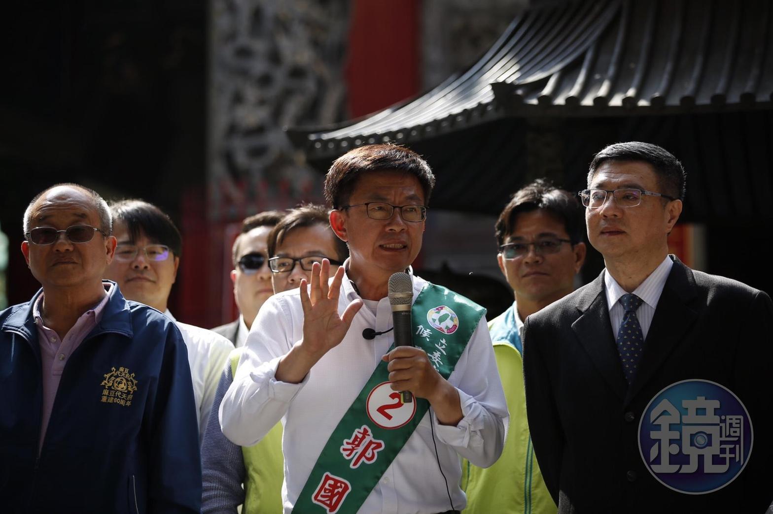民進黨台南市立委補選候選人郭國文（中）說有3陣濃霧掩蓋著他的選情。
