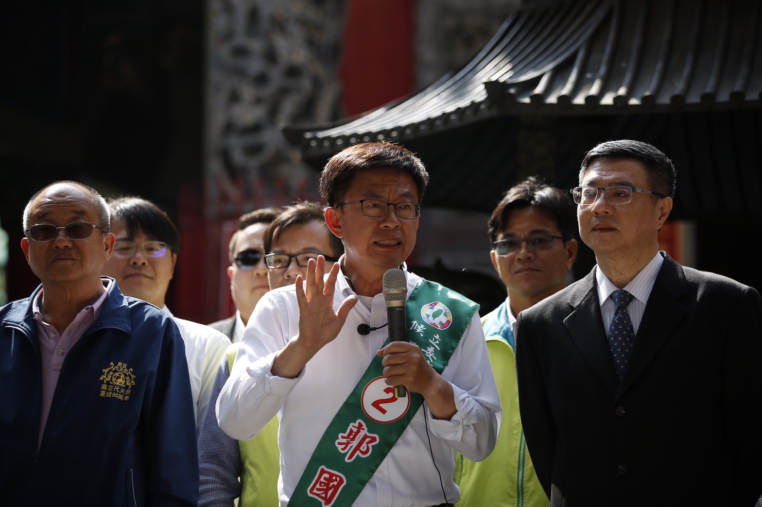 民進黨台南市立委補選候選人郭國文（中）說有3陣濃霧掩蓋著他的選情。