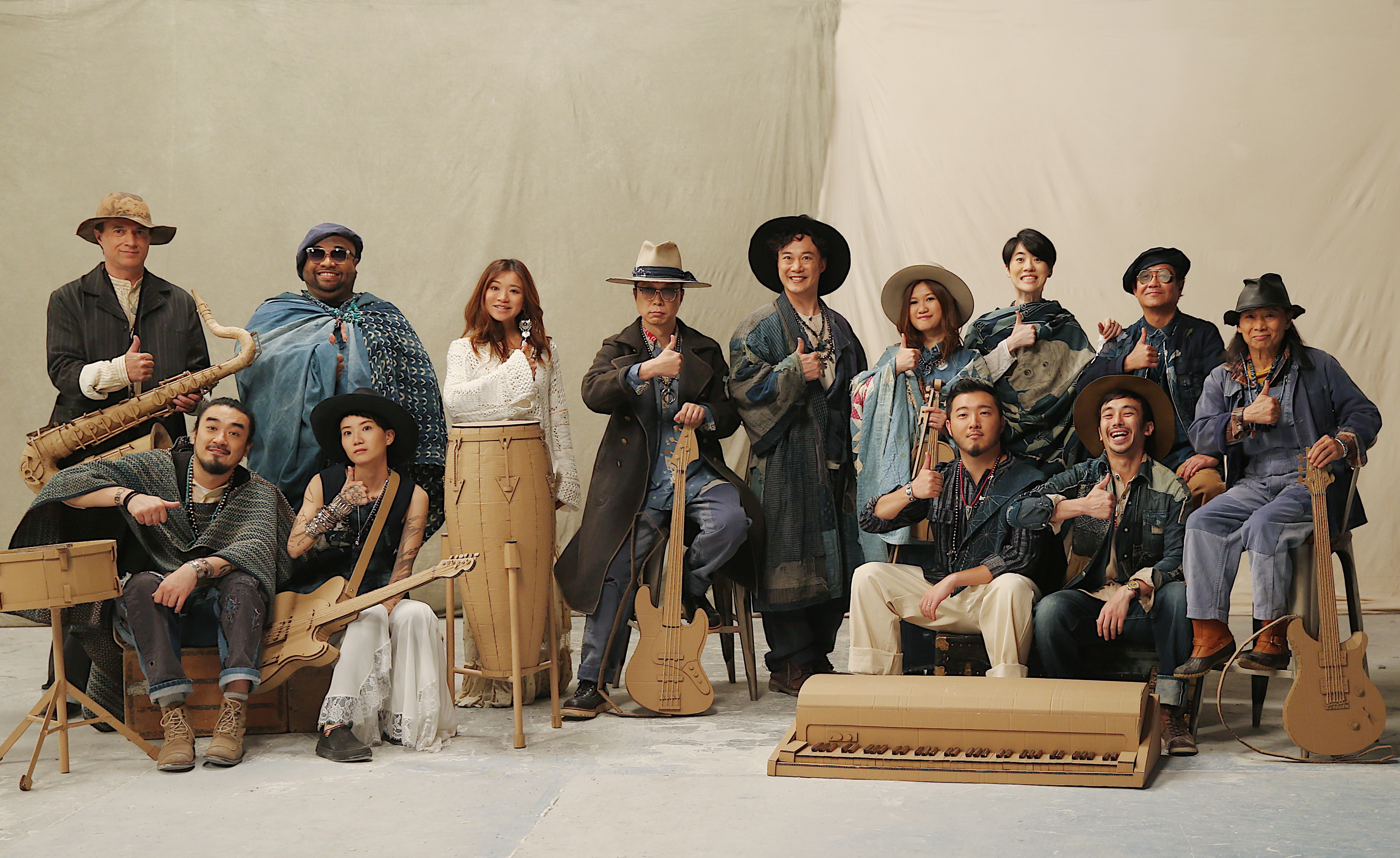 陳奕迅（後排左5）與團隊拍攝專輯封面，去年離世的盧凱彤（前排左2）也在其中。（環球提供）