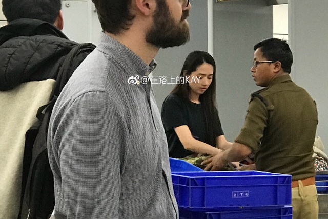 微博網友直擊郭碧婷出現在印度機場海關。（翻攝自「在路上的KAY」微博）