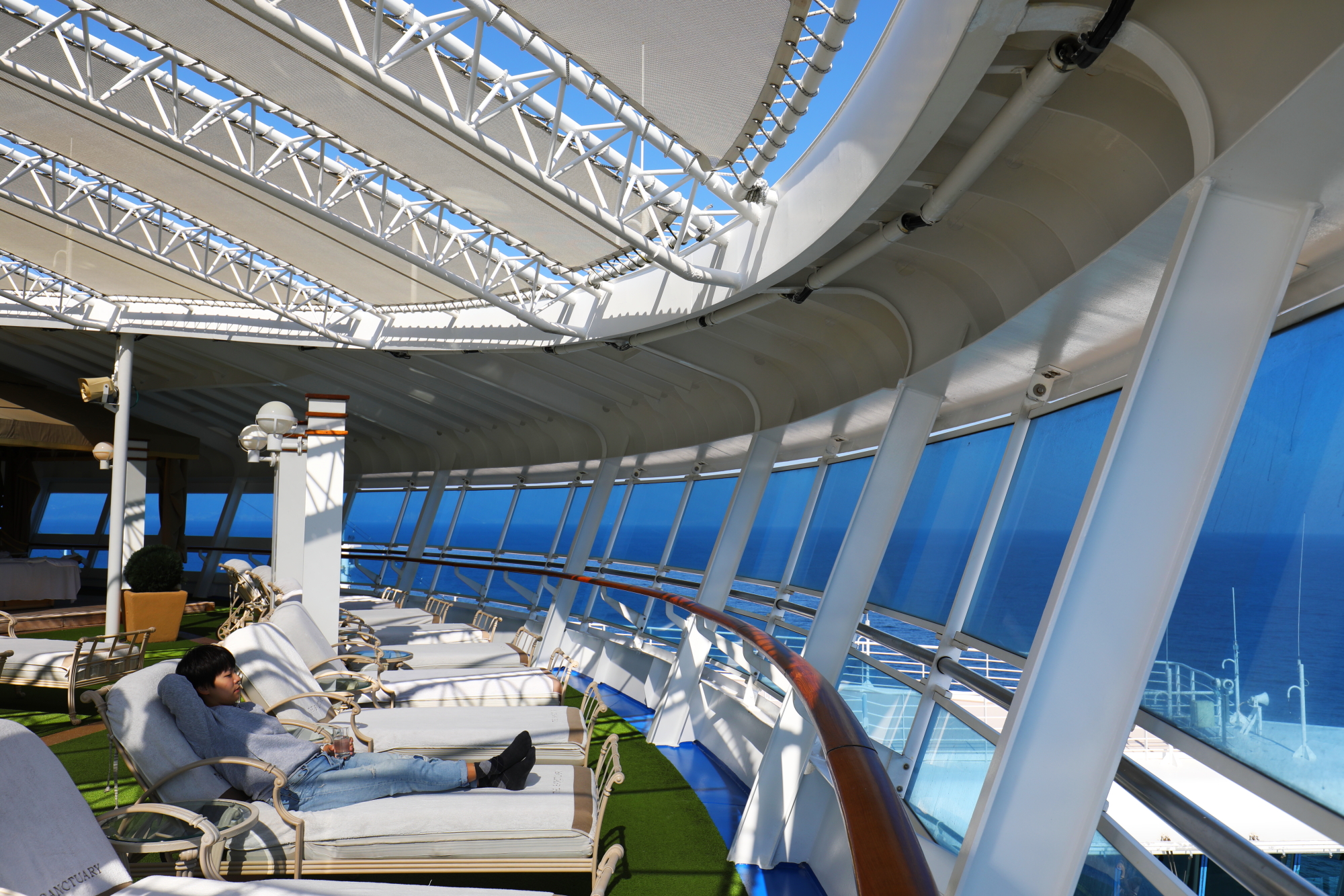 郵輪的特色之一，就是不必換交通工具和飯店，在吃喝玩樂之間，就能輕鬆體驗跨國之旅。