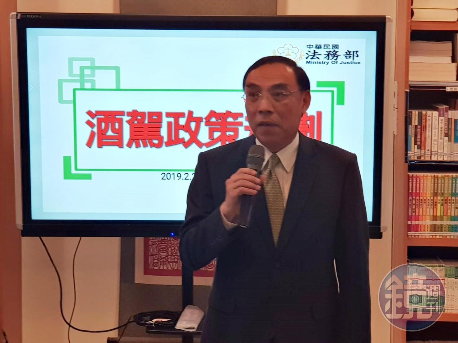 法務部部長蔡清祥親自主持酒駕修法記者會。