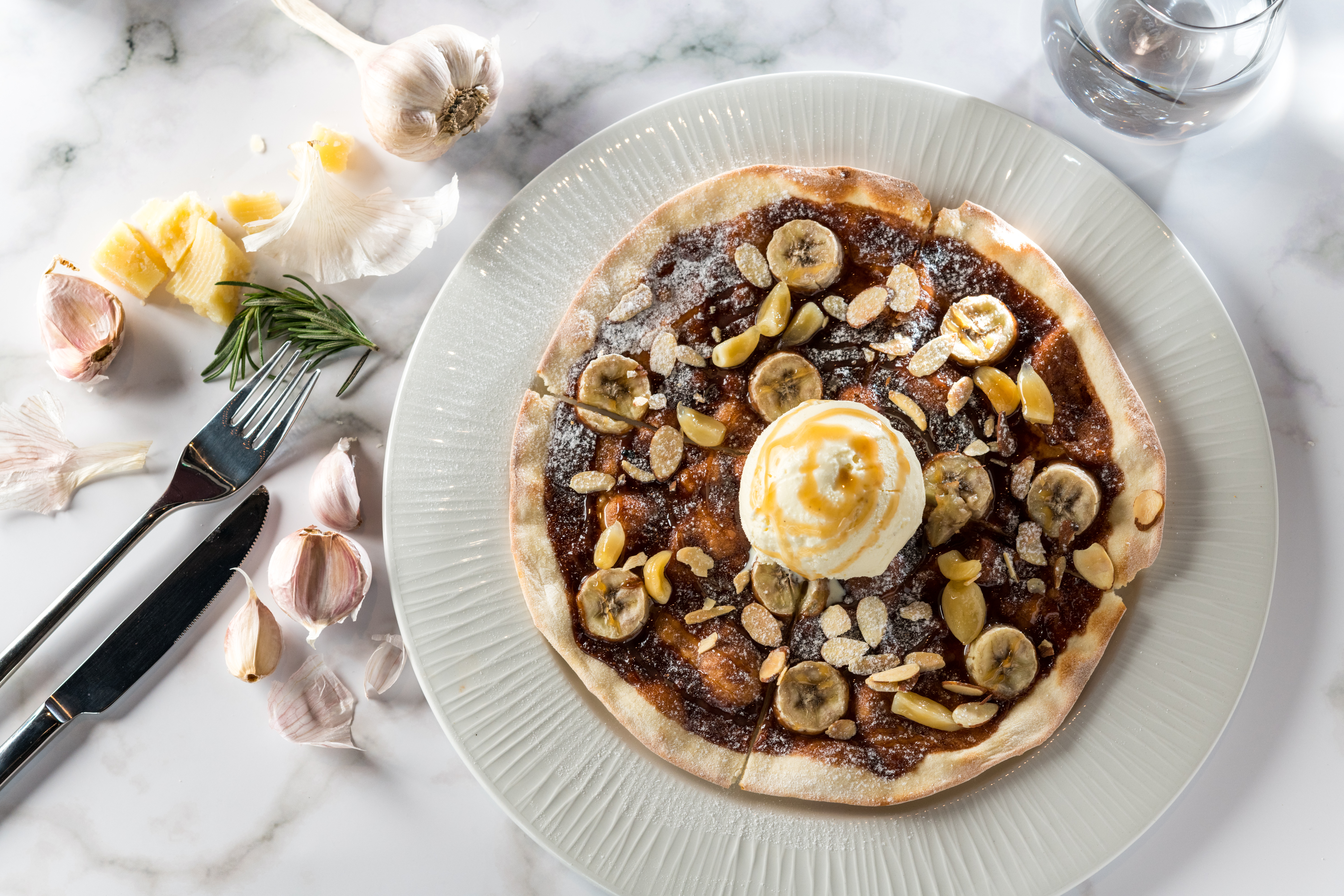 「蒜頭香蕉巧克力醬披薩配香草冰淇淋」用韓國調味好的糖漬蒜仁配上香蕉、巧克力醬，很有哏。（380元／8吋）（Mad for Garlic Taiwan提供）