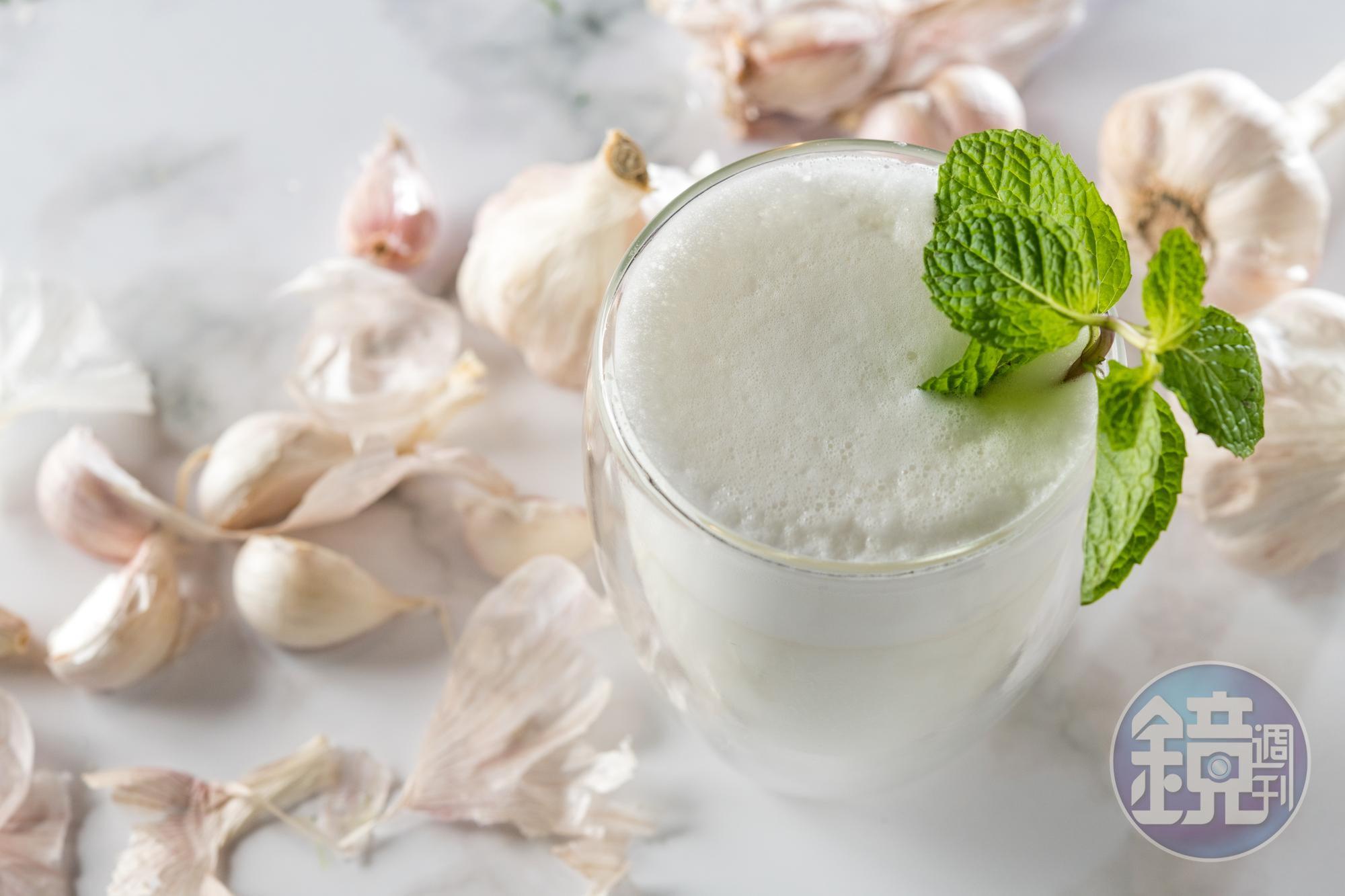 無酒精飲料「Garlic Plus」加入極少的大蒜汁，蒜味清淡，老少咸宜。（220元／杯）（Mad for Garlic Taiwan提供）