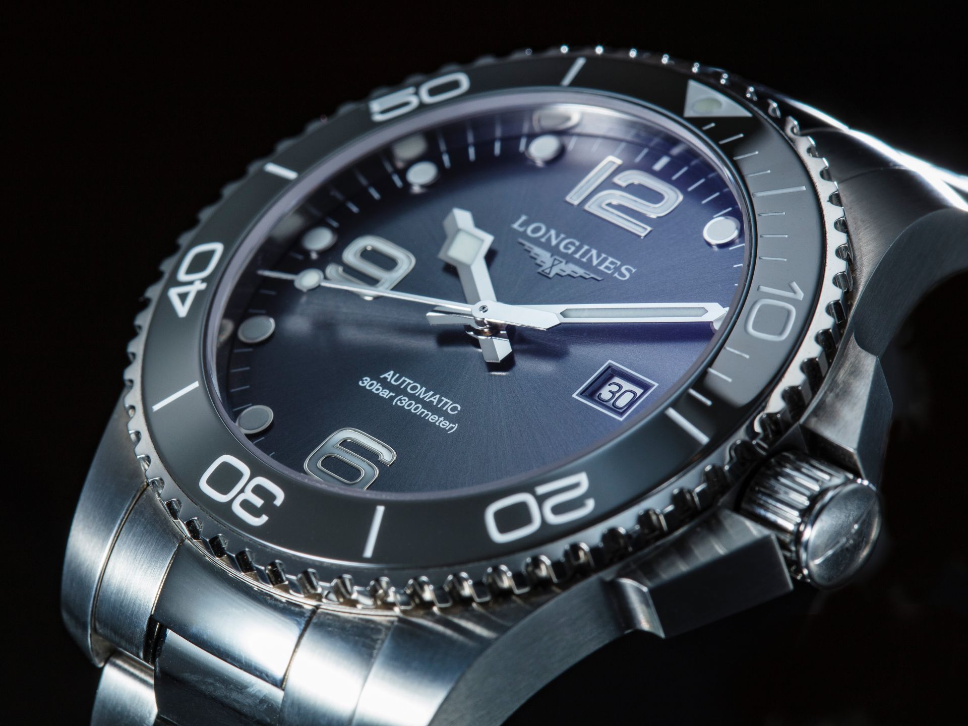 俗稱「浪鬼」的HydroConquest，是近年來市場上最夯的入門運動機械錶。浪琴此次為它換上陶瓷材質錶圈，同時增加雙面防眩藍寶石水晶鏡面，以及顏色更飽和、線條更簡潔的面盤，鏈帶設計也更加優雅。大三針錶款有41mm與43mm二種尺寸。有鏈帶與膠帶二種選擇，顏色上則有黑、藍、灰三種版本。功能：時、分、秒指示；日曆顯示；機芯：自動上鏈機芯；定價約NT$51,900。