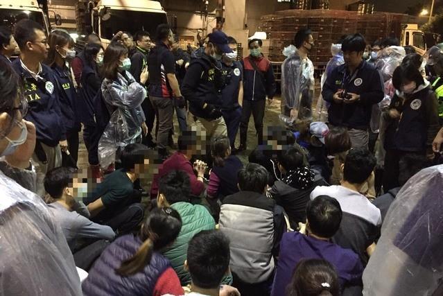 移民署在萬華一處屠宰場，查獲22名非法移工。（移民署提供）